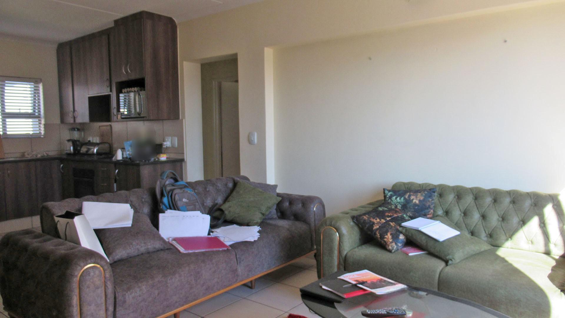 Lounges - 21 square meters of property in Barbeque Downs