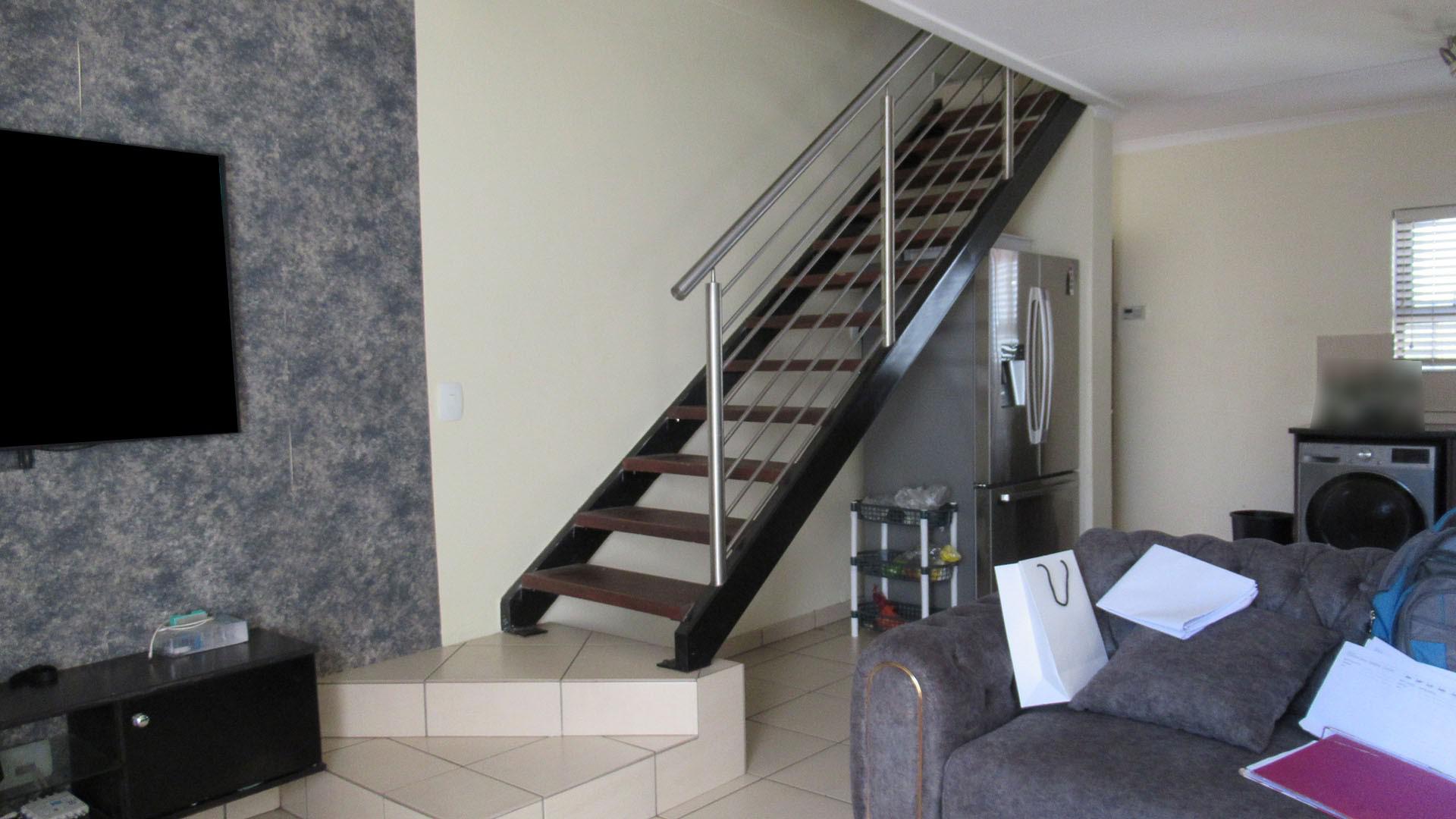 Lounges - 21 square meters of property in Barbeque Downs