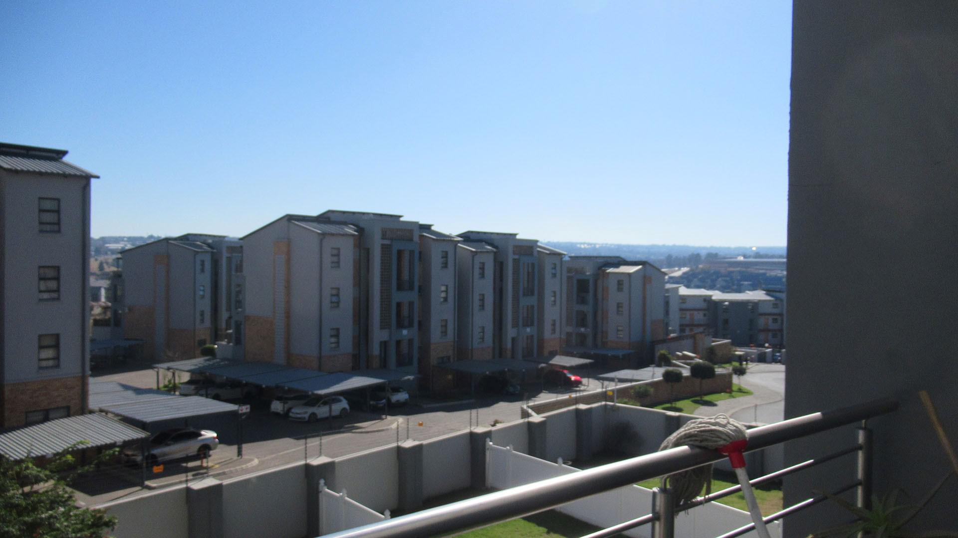 Balcony - 24 square meters of property in Barbeque Downs