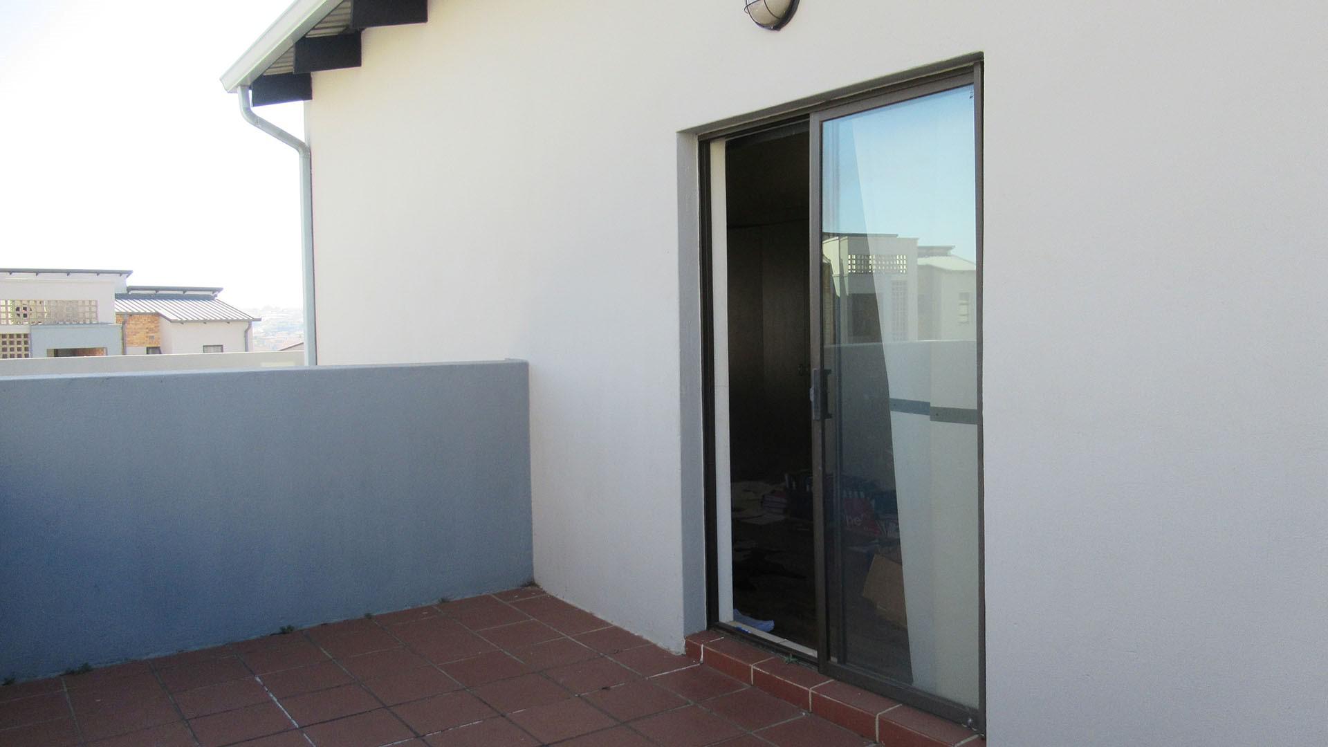 Balcony - 24 square meters of property in Barbeque Downs