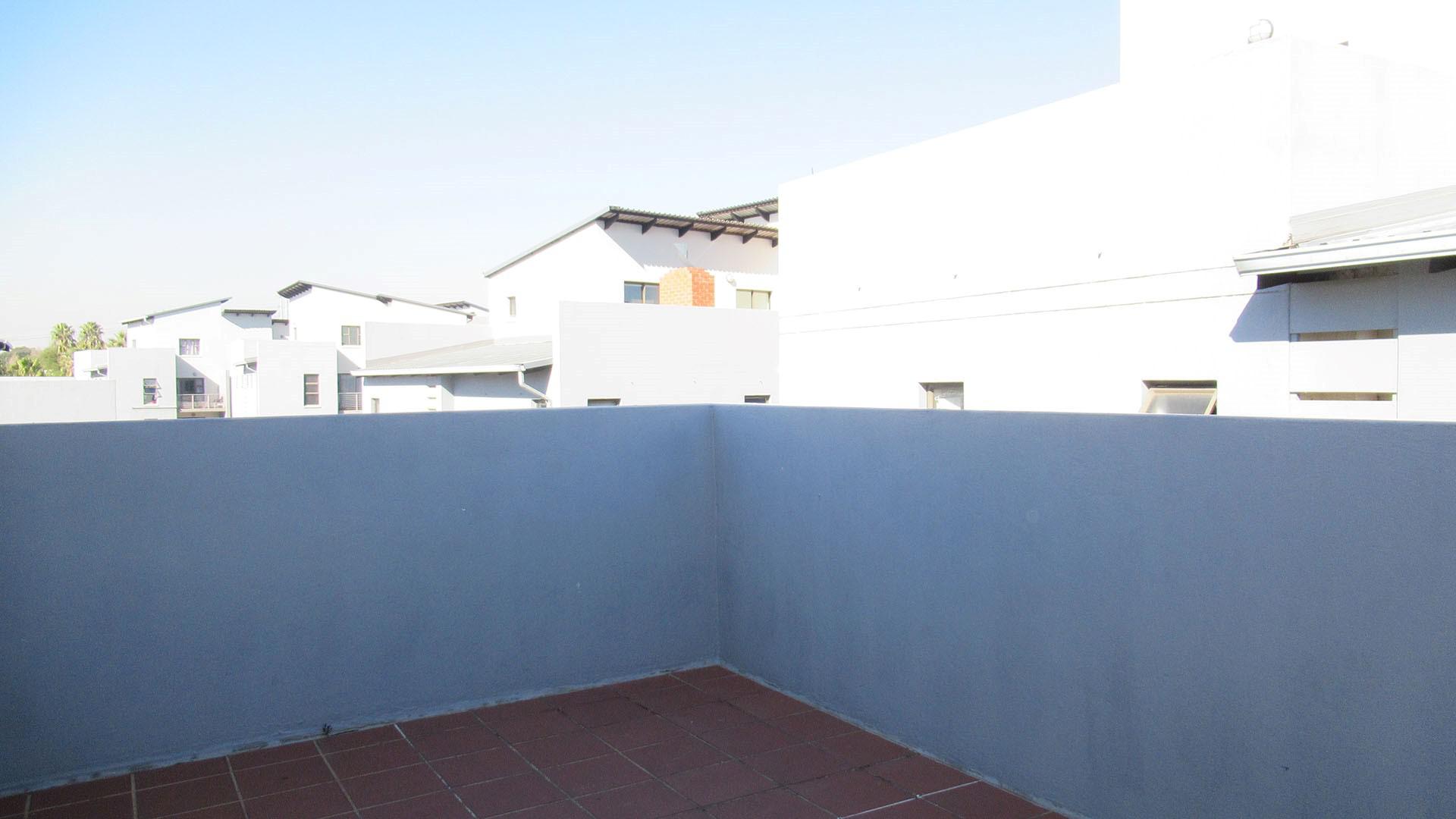 Balcony - 24 square meters of property in Barbeque Downs