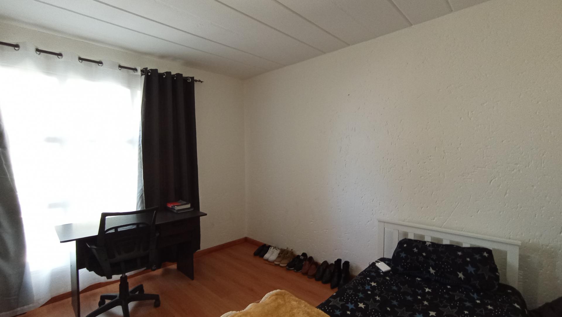 Bed Room 1 - 13 square meters of property in Oakdene