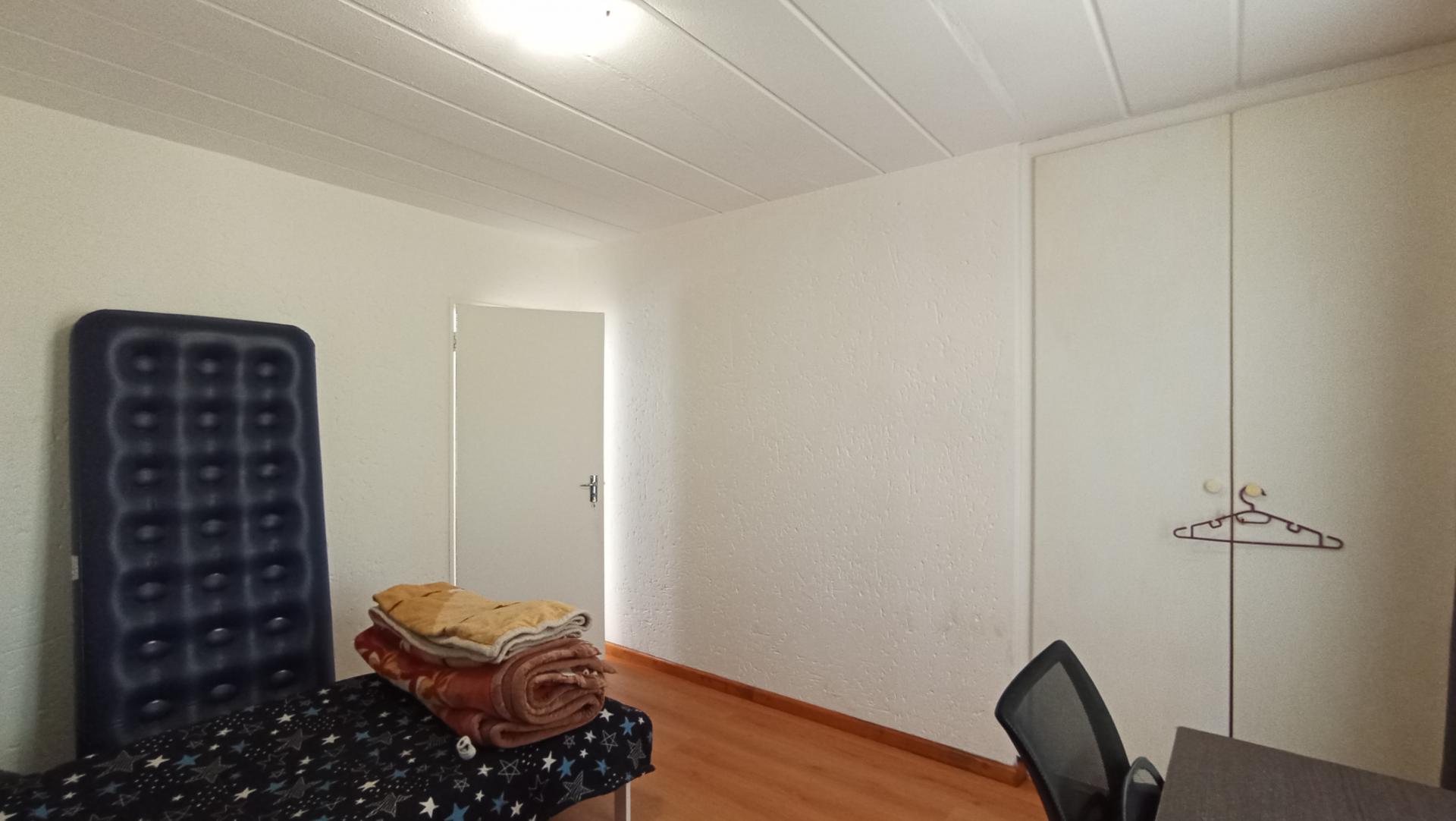 Bed Room 1 - 13 square meters of property in Oakdene