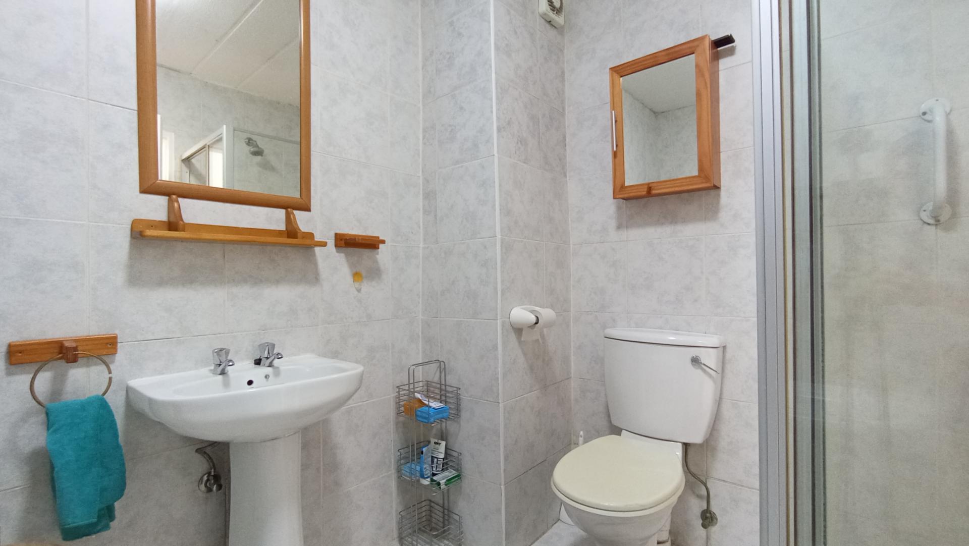 Bathroom 1 - 6 square meters of property in Oakdene