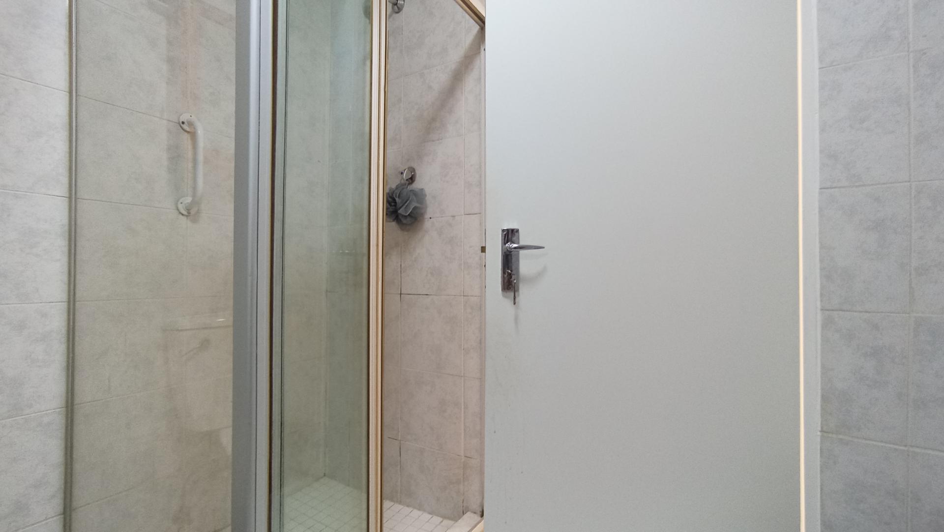 Bathroom 1 - 6 square meters of property in Oakdene