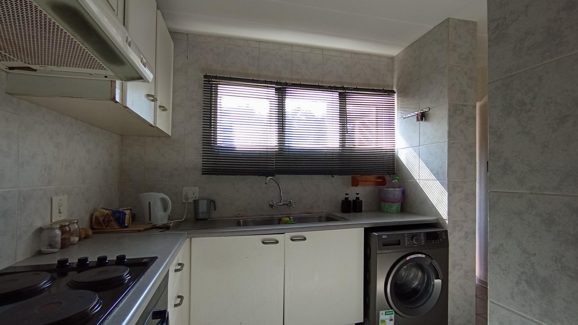 Kitchen - 8 square meters of property in Oakdene