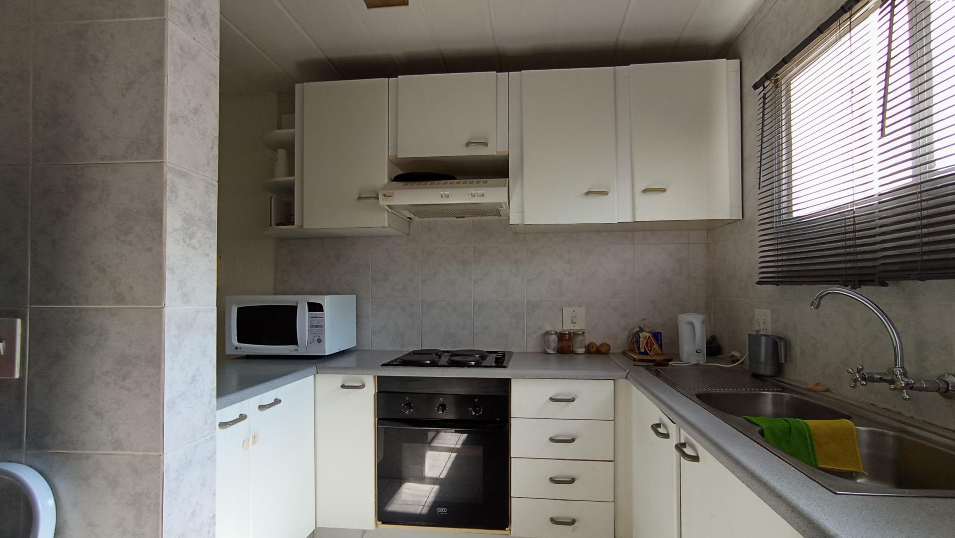 Kitchen - 8 square meters of property in Oakdene