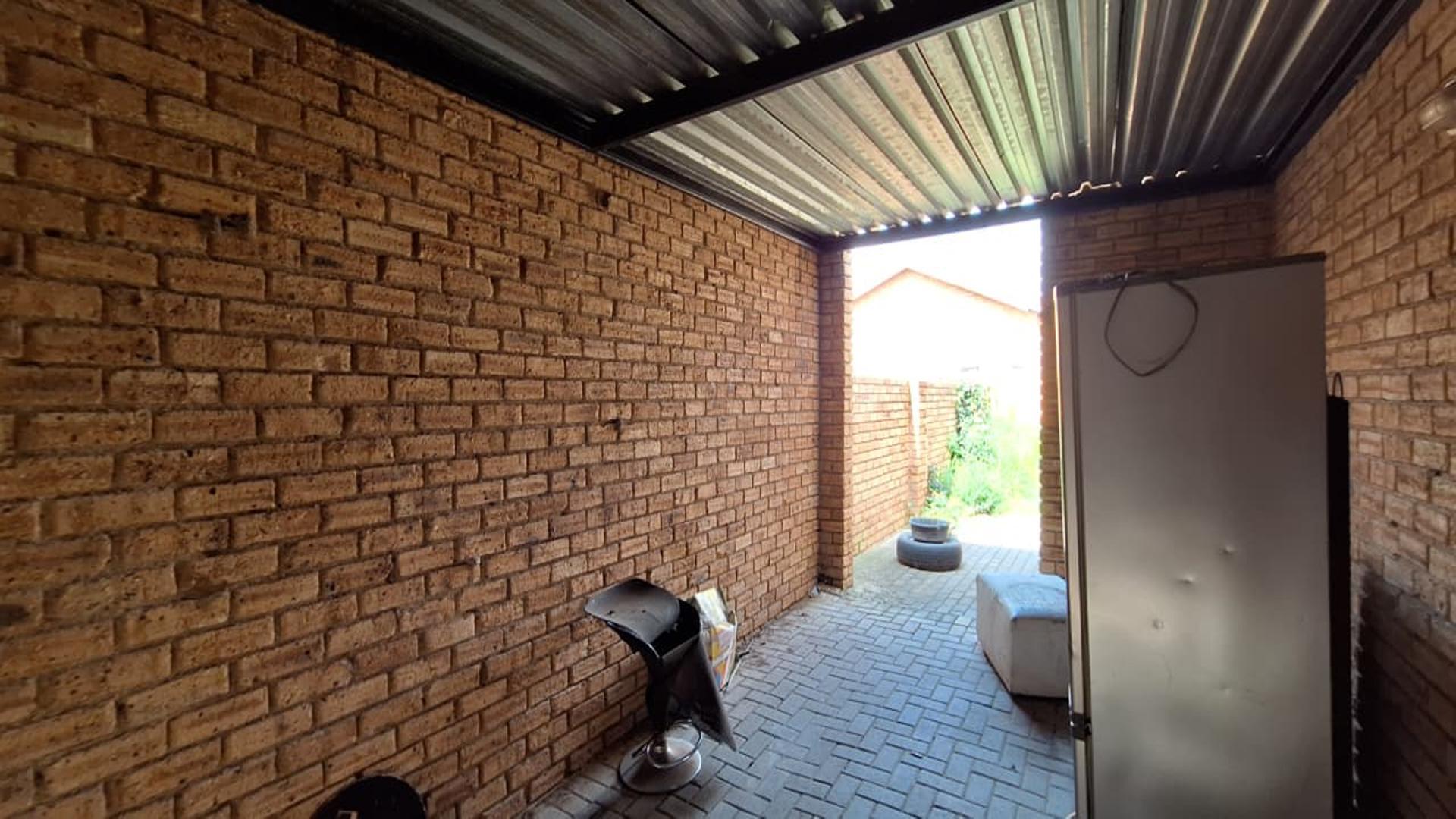 Garage - 17 square meters of property in Honey Park