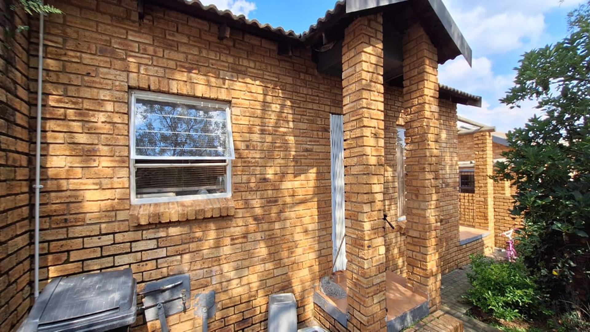 Front View of property in Honey Park