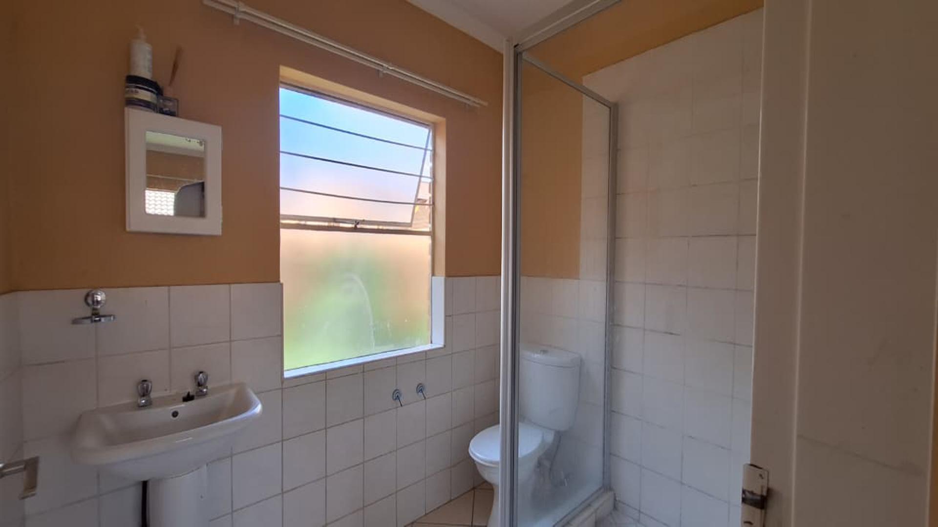 Main Bathroom - 5 square meters of property in Honey Park