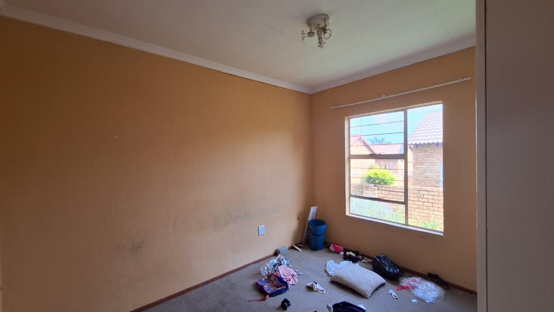 Main Bedroom - 17 square meters of property in Honey Park