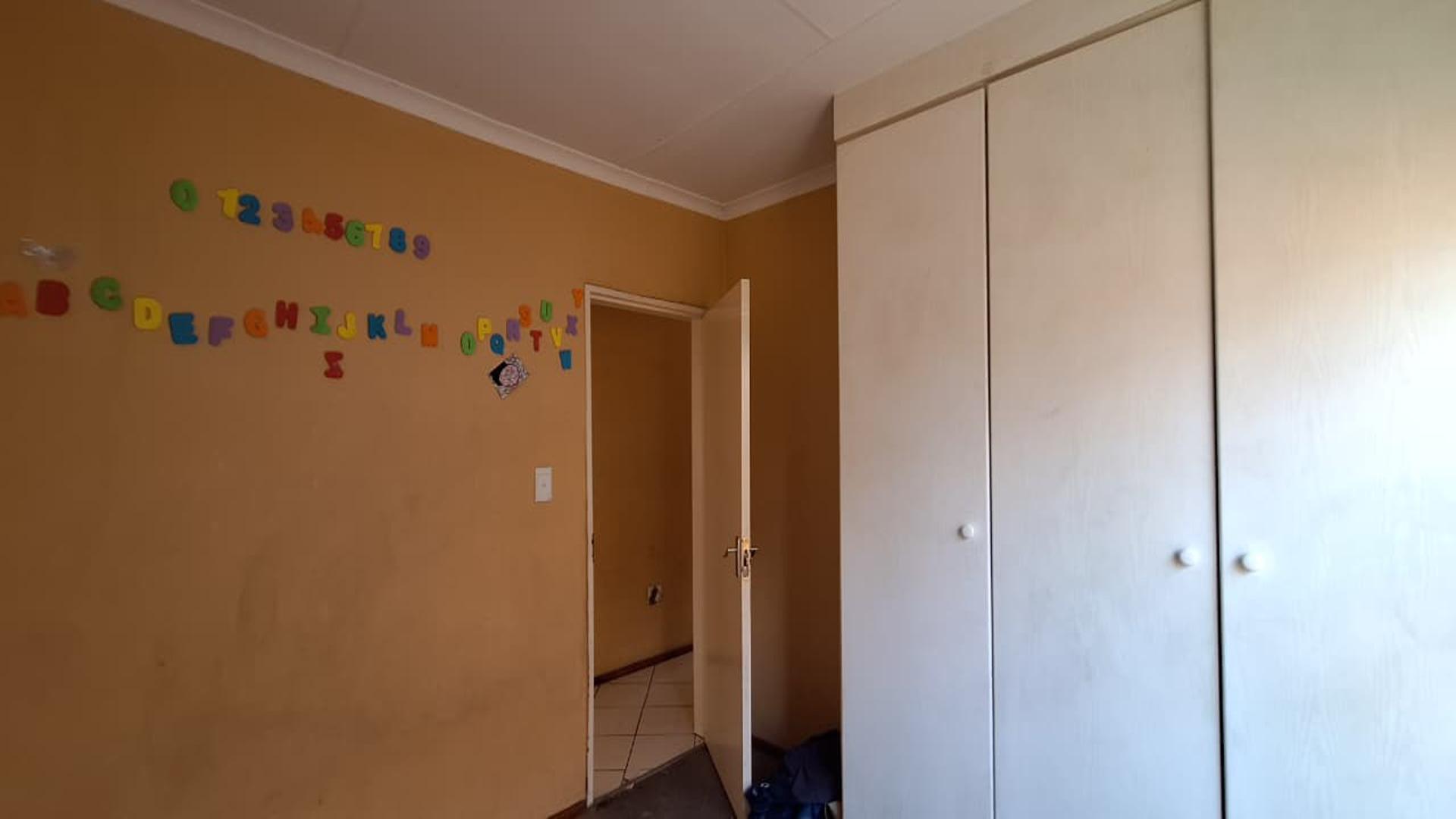 Bed Room 2 - 11 square meters of property in Honey Park