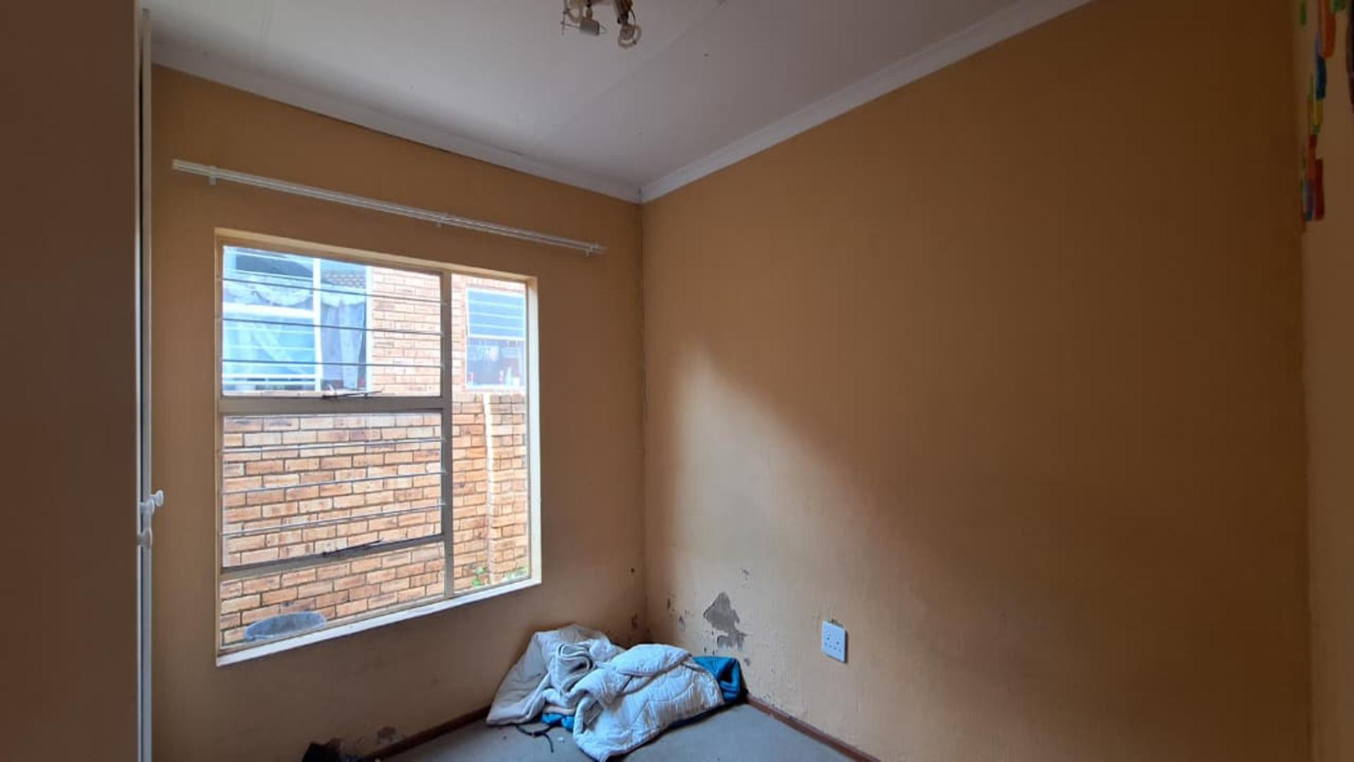 Bed Room 2 - 11 square meters of property in Honey Park