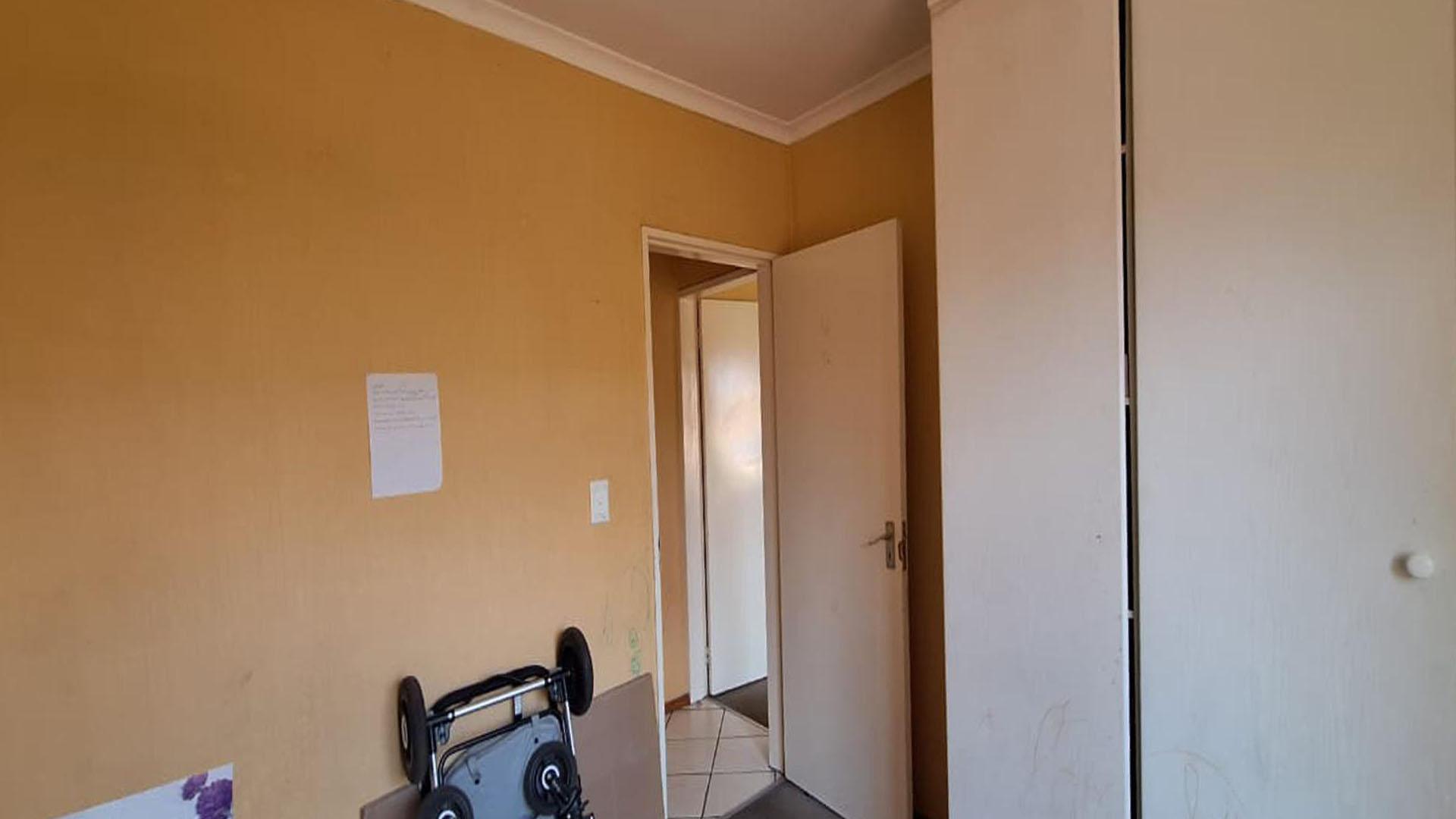 Bed Room 1 - 10 square meters of property in Honey Park