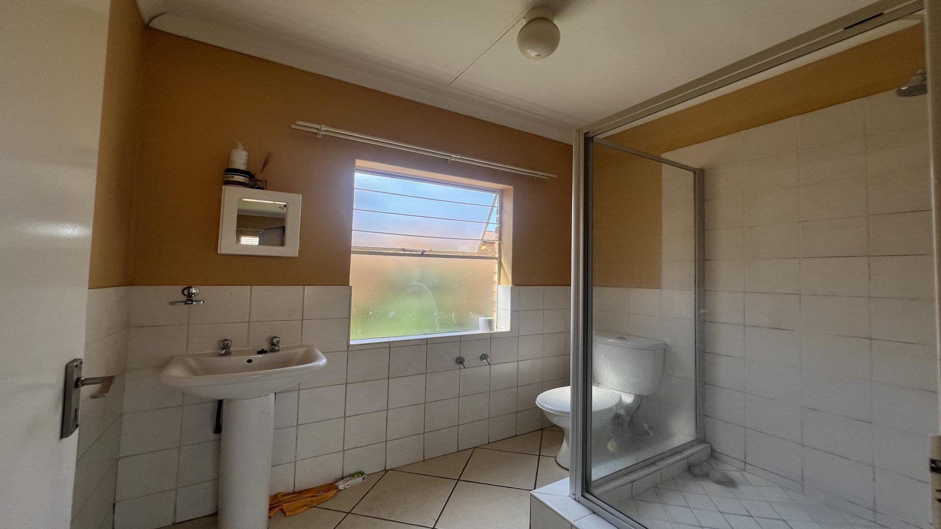 Bathroom 2 of property in Honey Park
