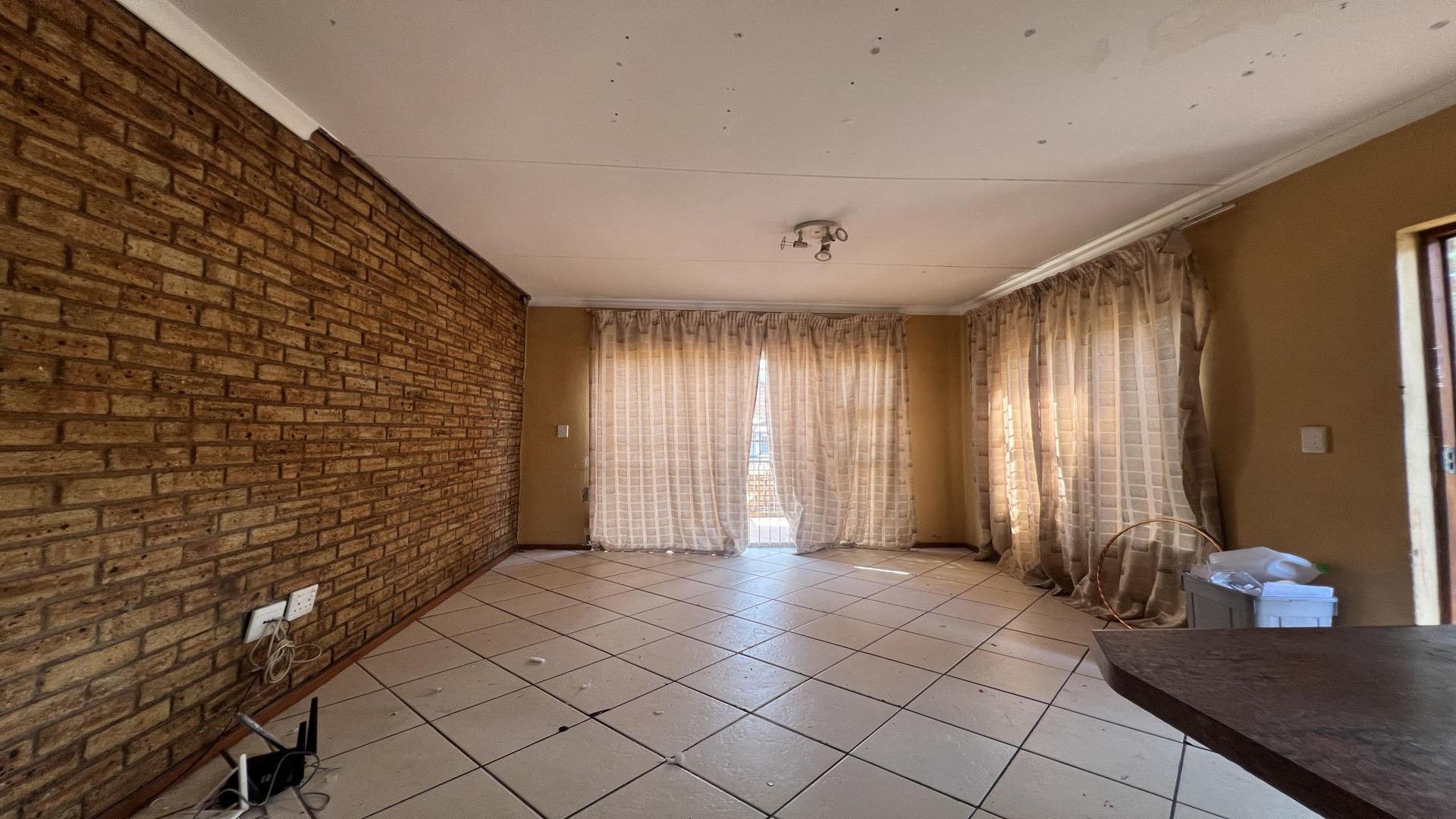 Lounges - 20 square meters of property in Honey Park