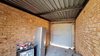 Garage - 17 square meters of property in Honey Park
