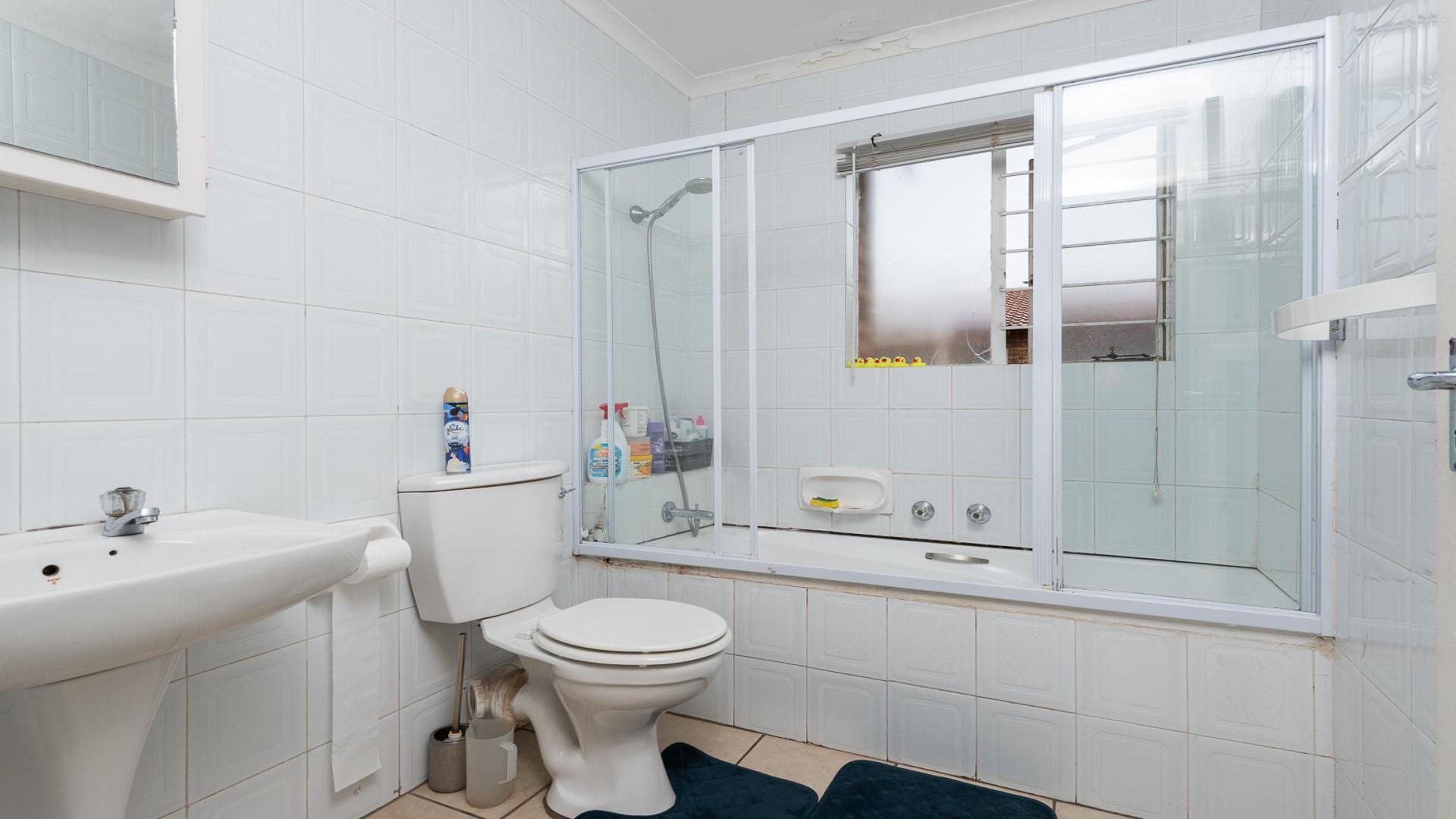 Bathroom 1 of property in Ridgeway