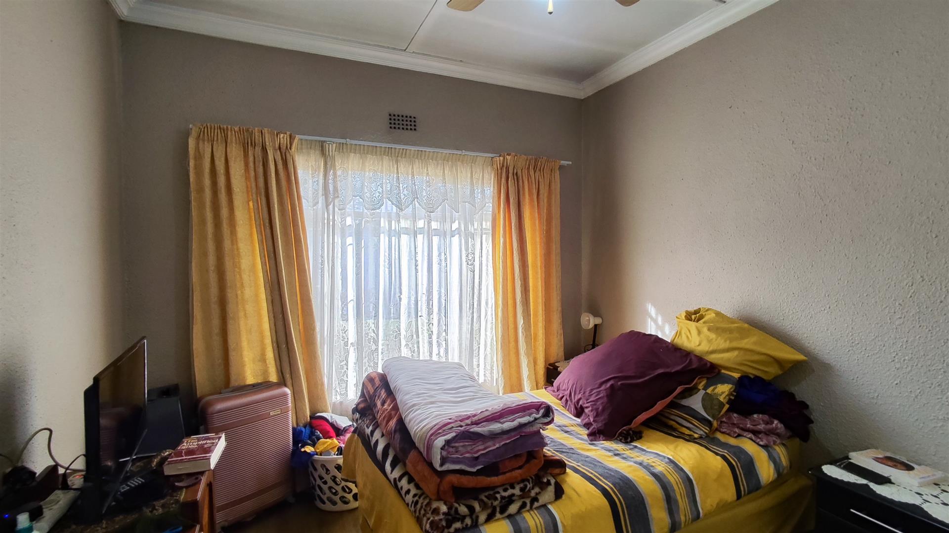 Bed Room 1 - 12 square meters of property in Raceview