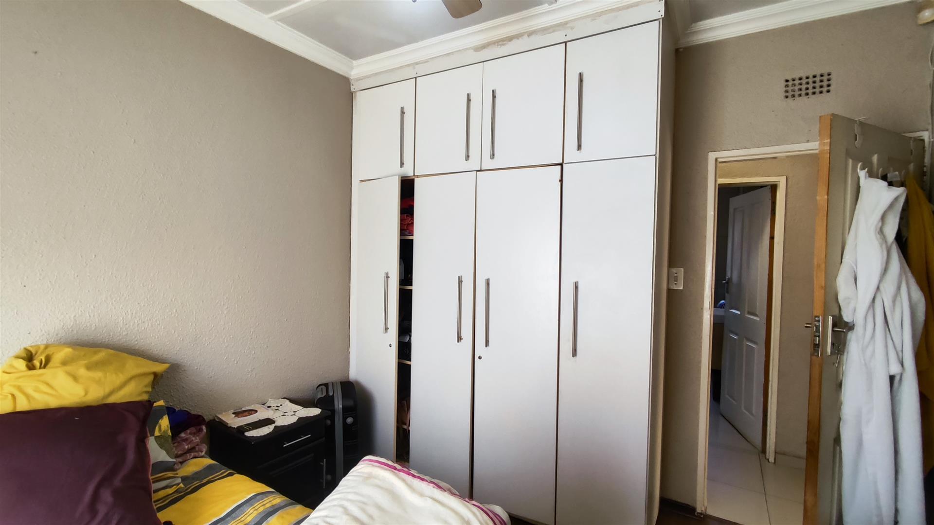 Bed Room 1 - 12 square meters of property in Raceview