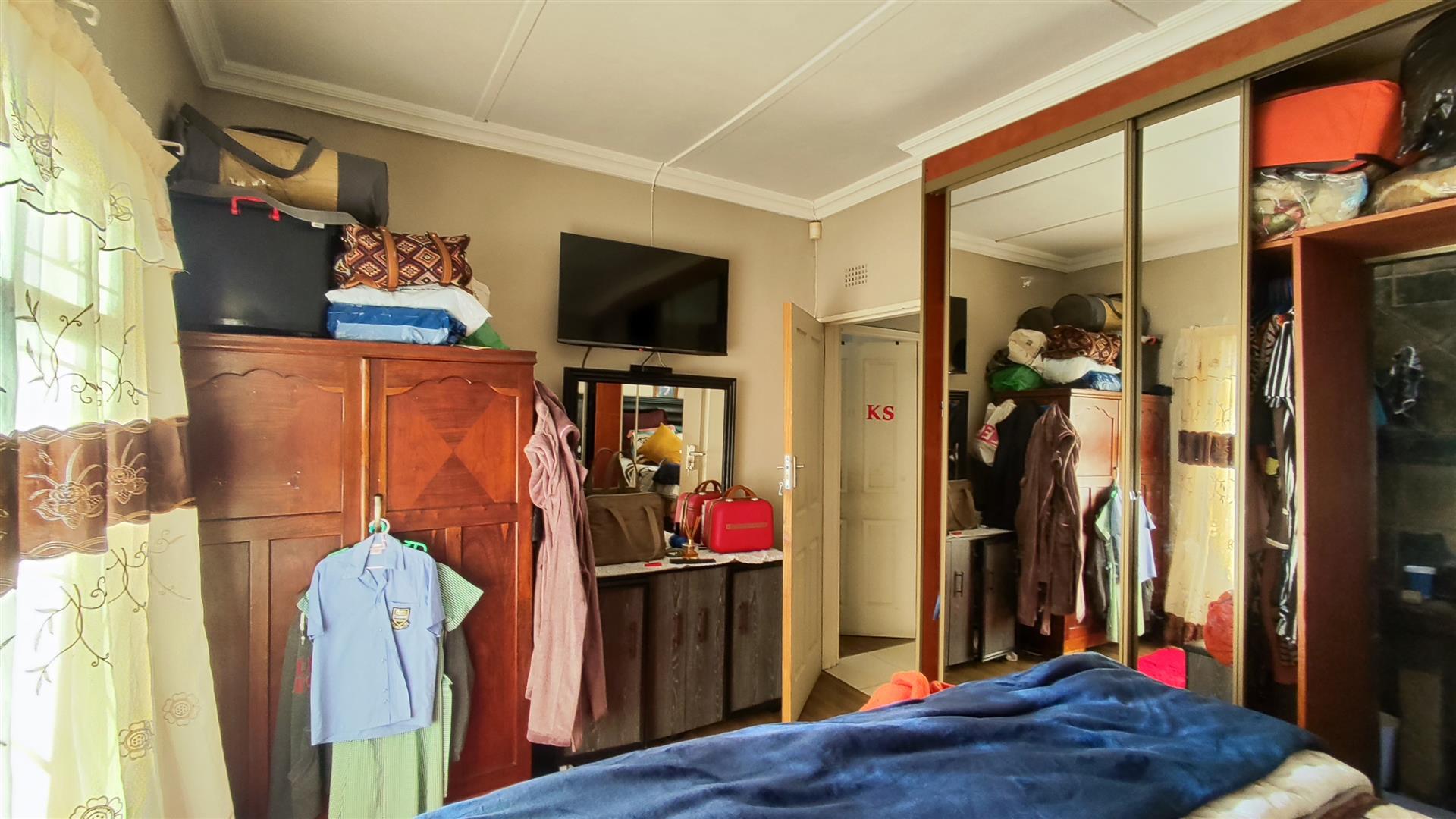 Main Bedroom - 13 square meters of property in Raceview