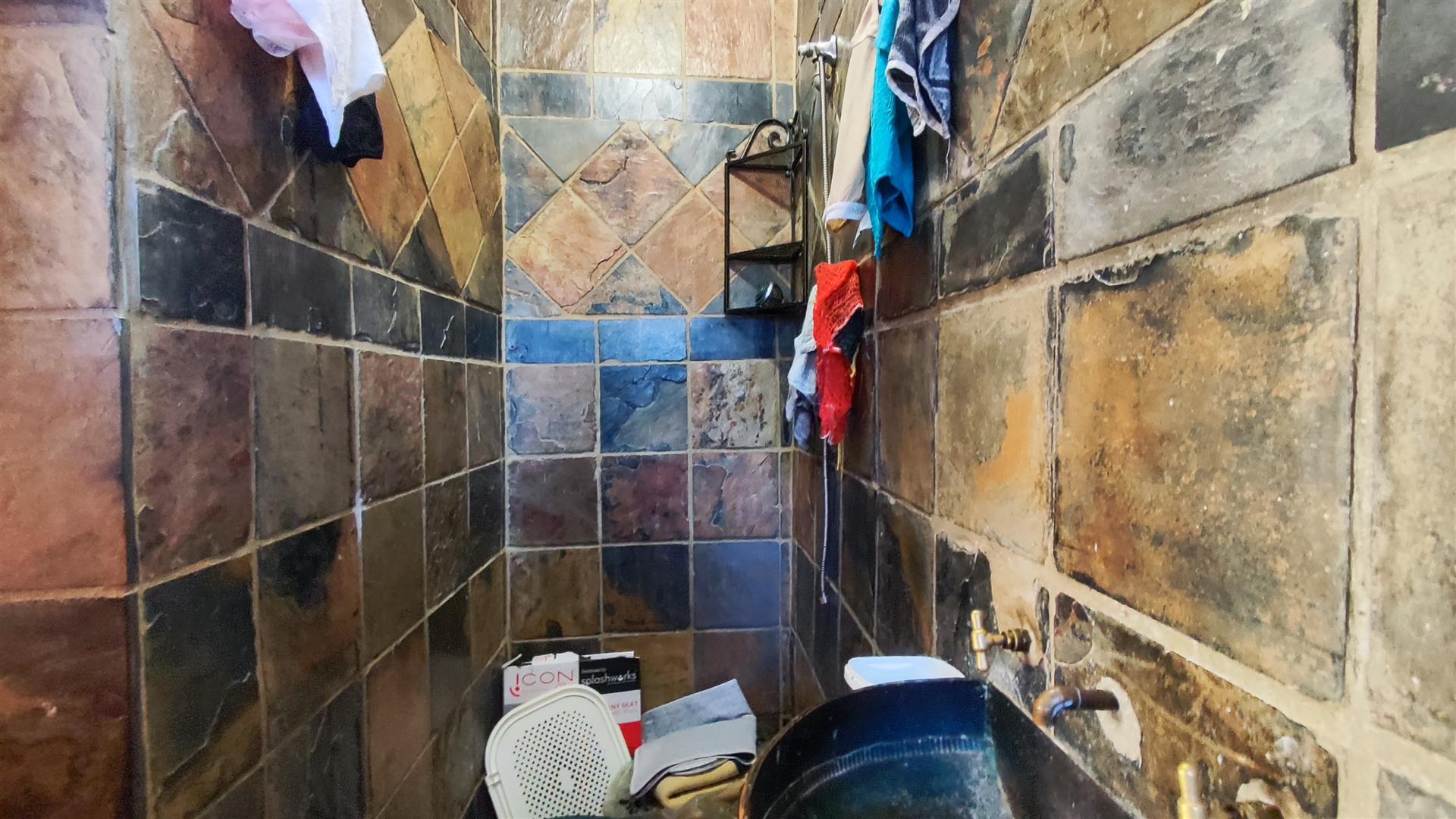 Main Bathroom - 3 square meters of property in Raceview