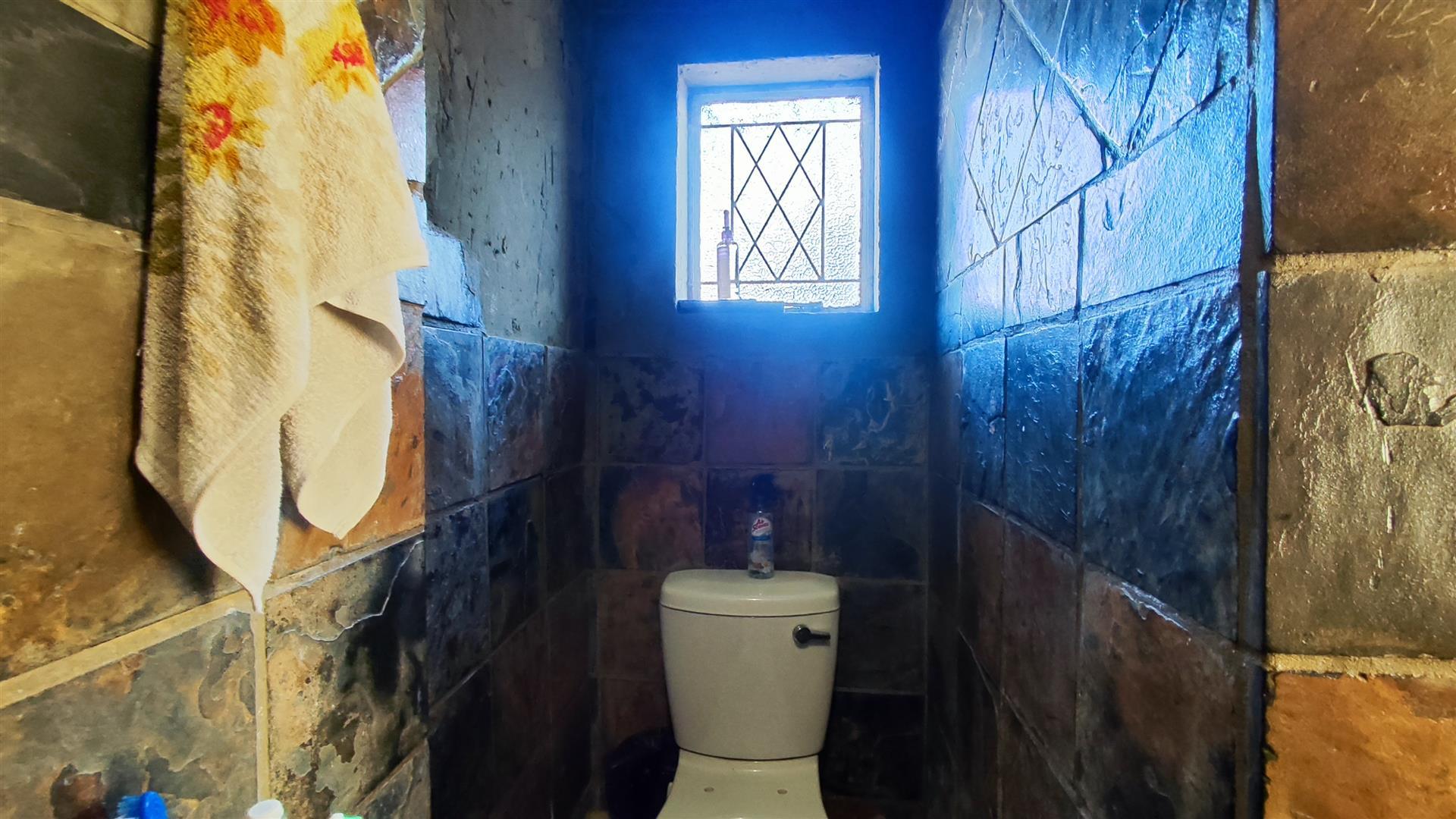 Main Bathroom - 3 square meters of property in Raceview