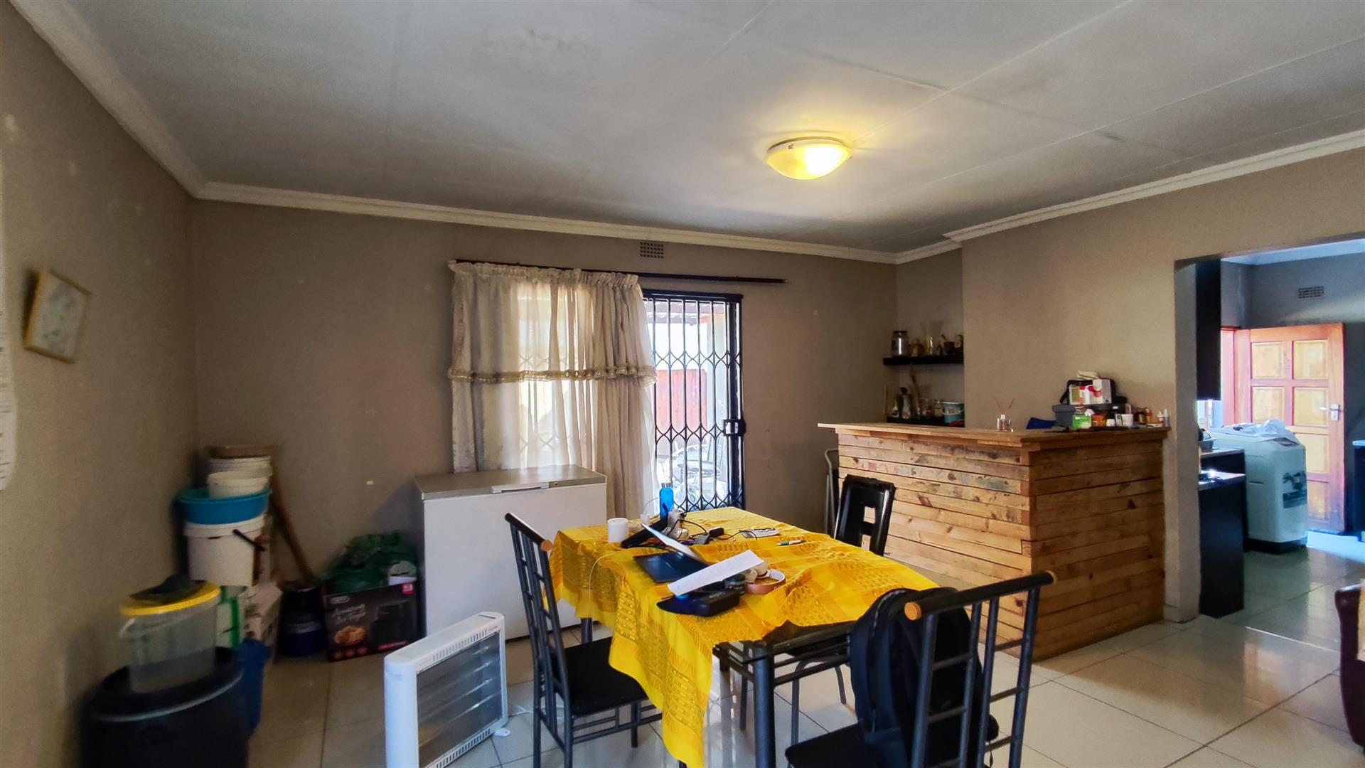 Dining Room - 24 square meters of property in Raceview