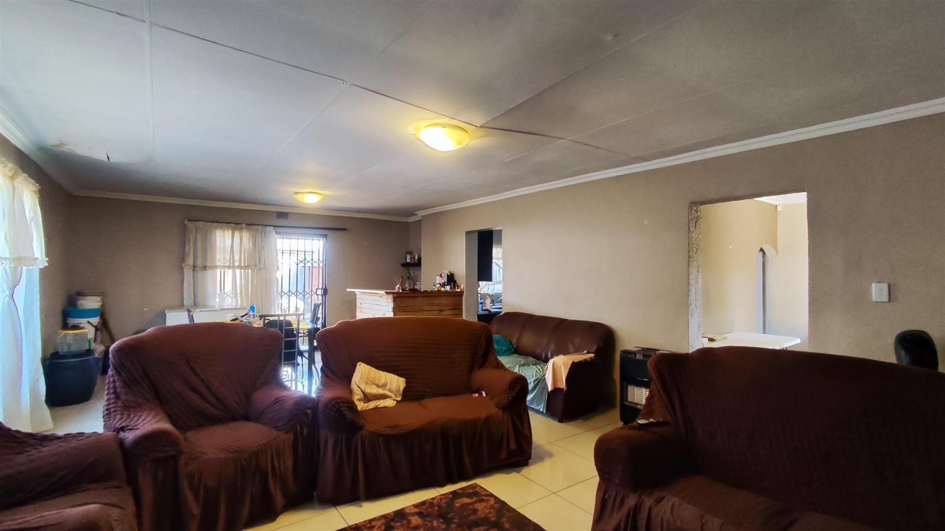 Lounges - 23 square meters of property in Raceview