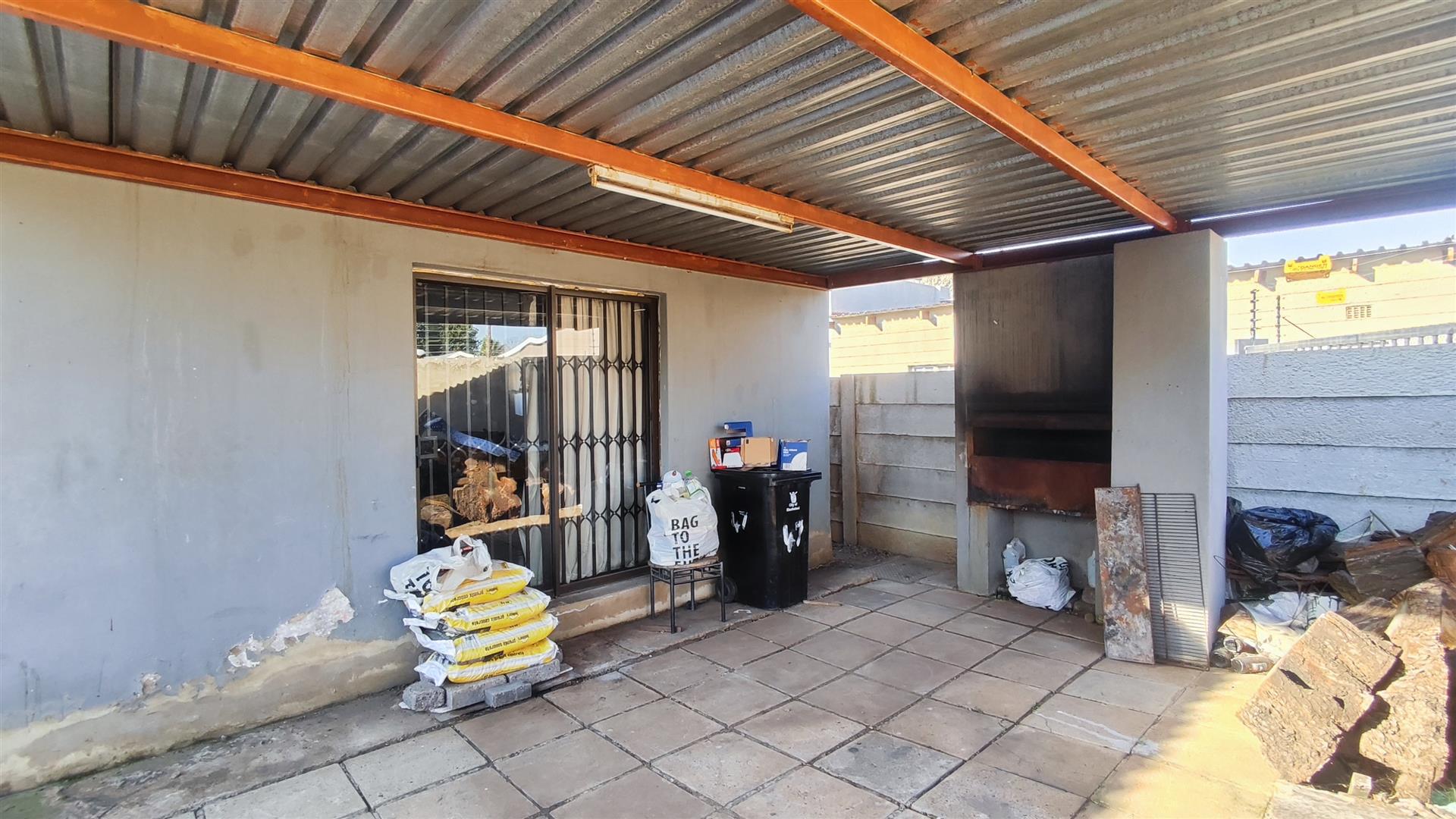 Patio - 5 square meters of property in Raceview