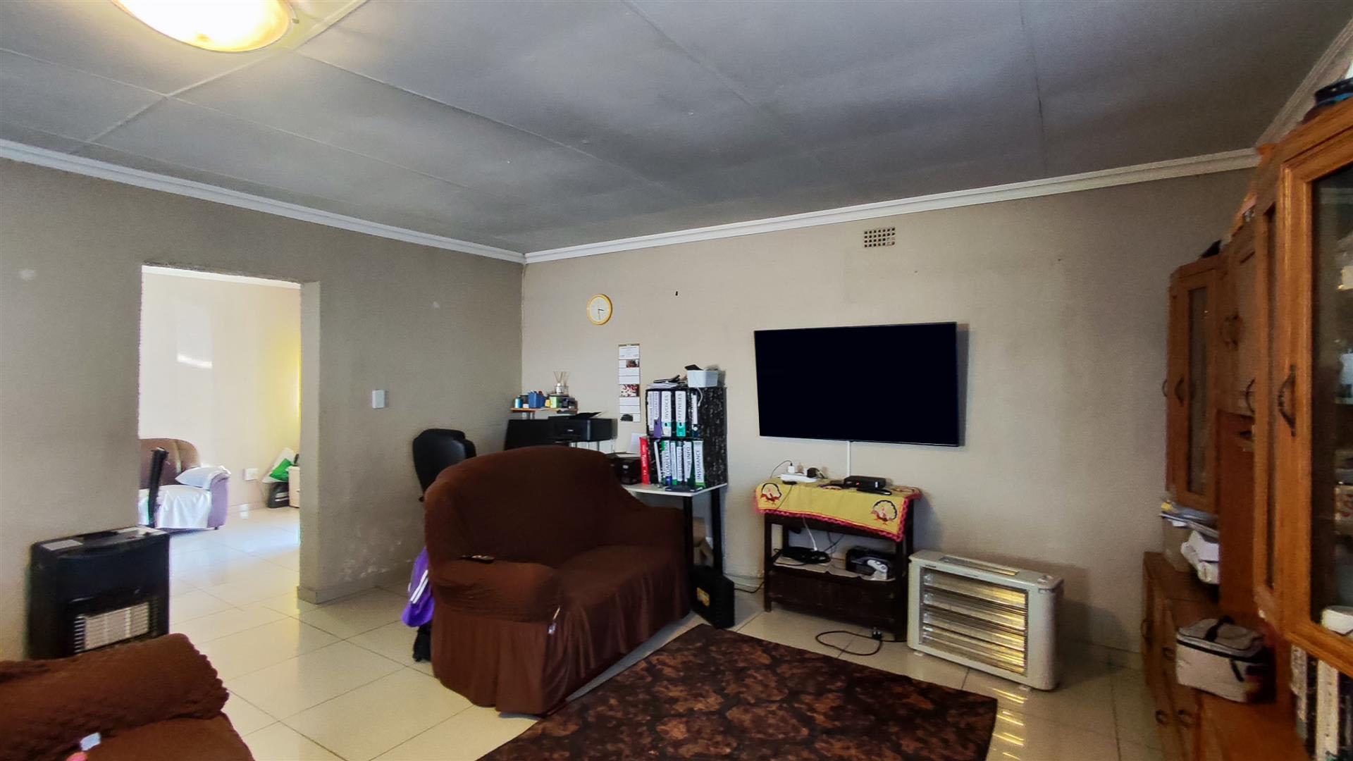 Lounges - 23 square meters of property in Raceview