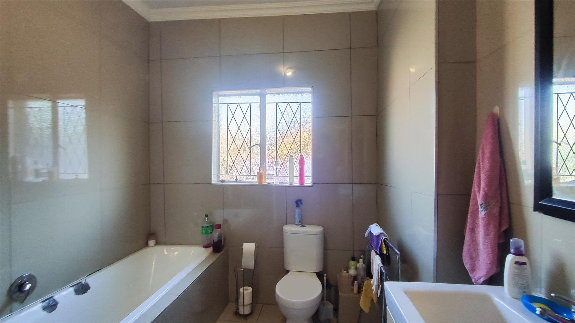 Bathroom 1 - 8 square meters of property in Raceview
