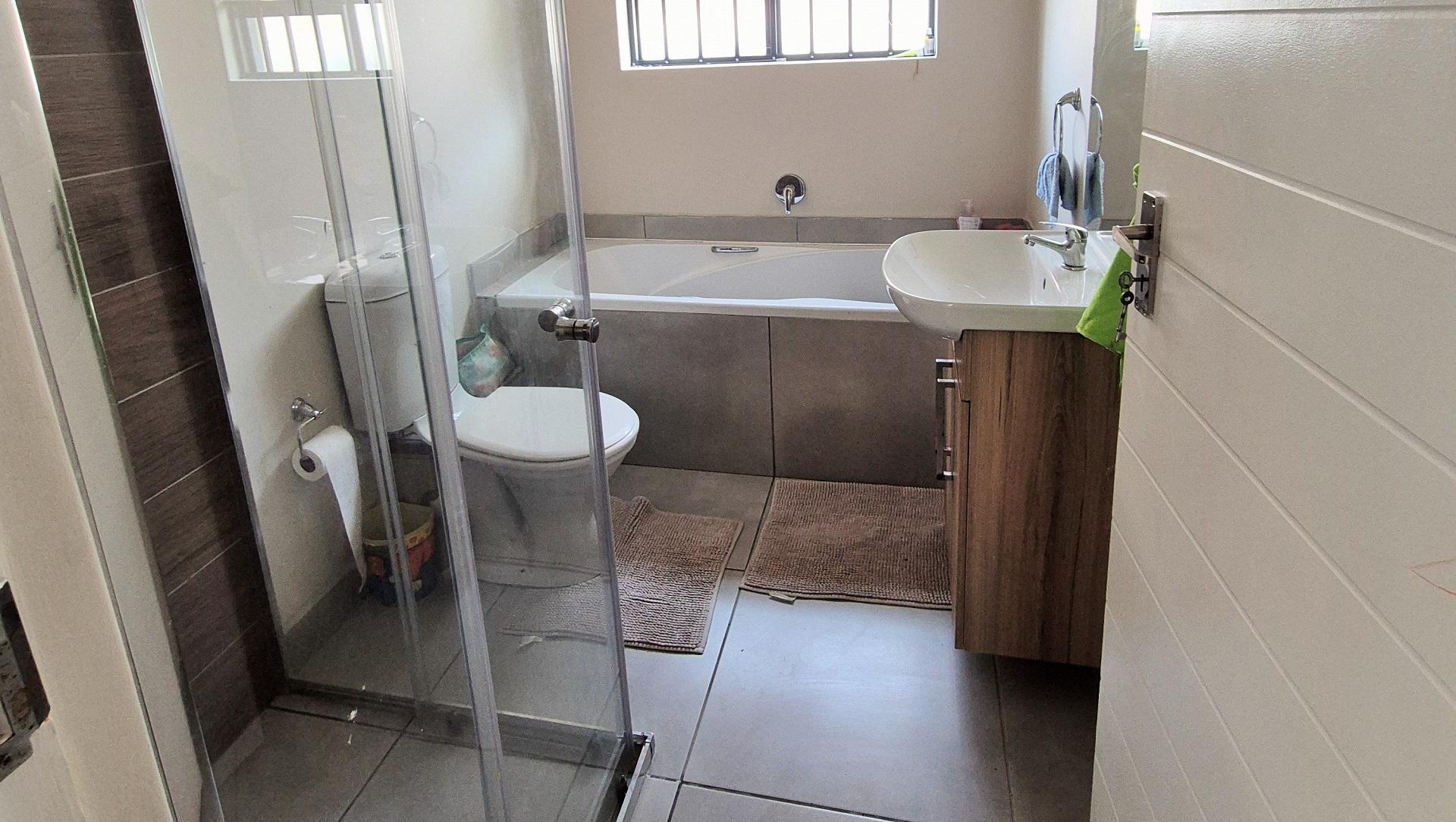 Bathroom 1 of property in Fairview - PE