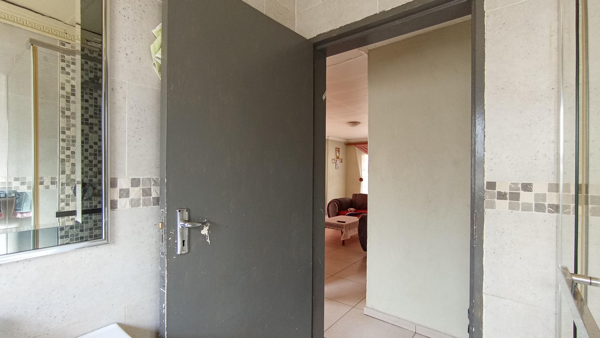 Bathroom 2 - 5 square meters of property in Riverlea - JHB