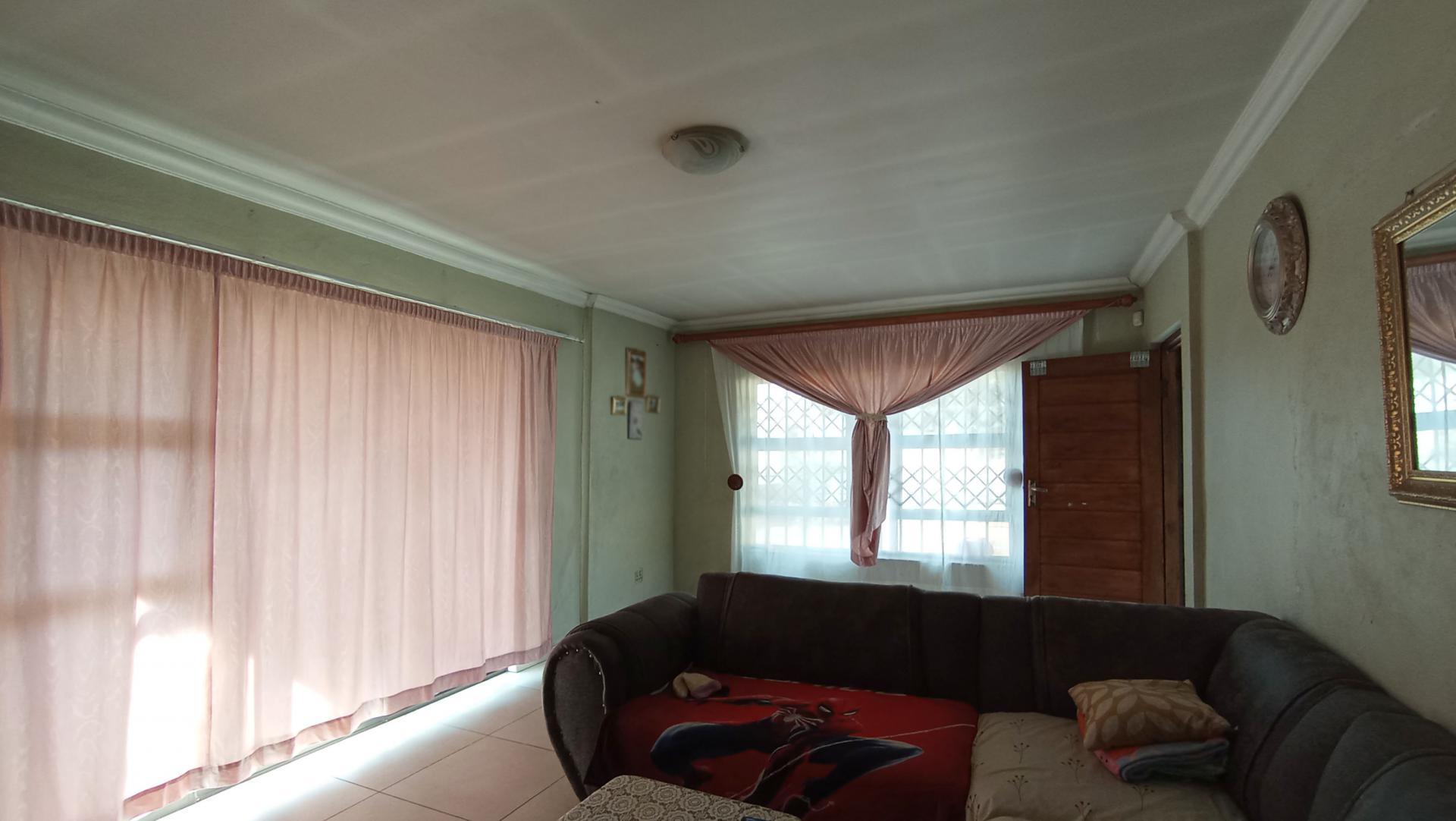 Lounges - 23 square meters of property in Riverlea - JHB