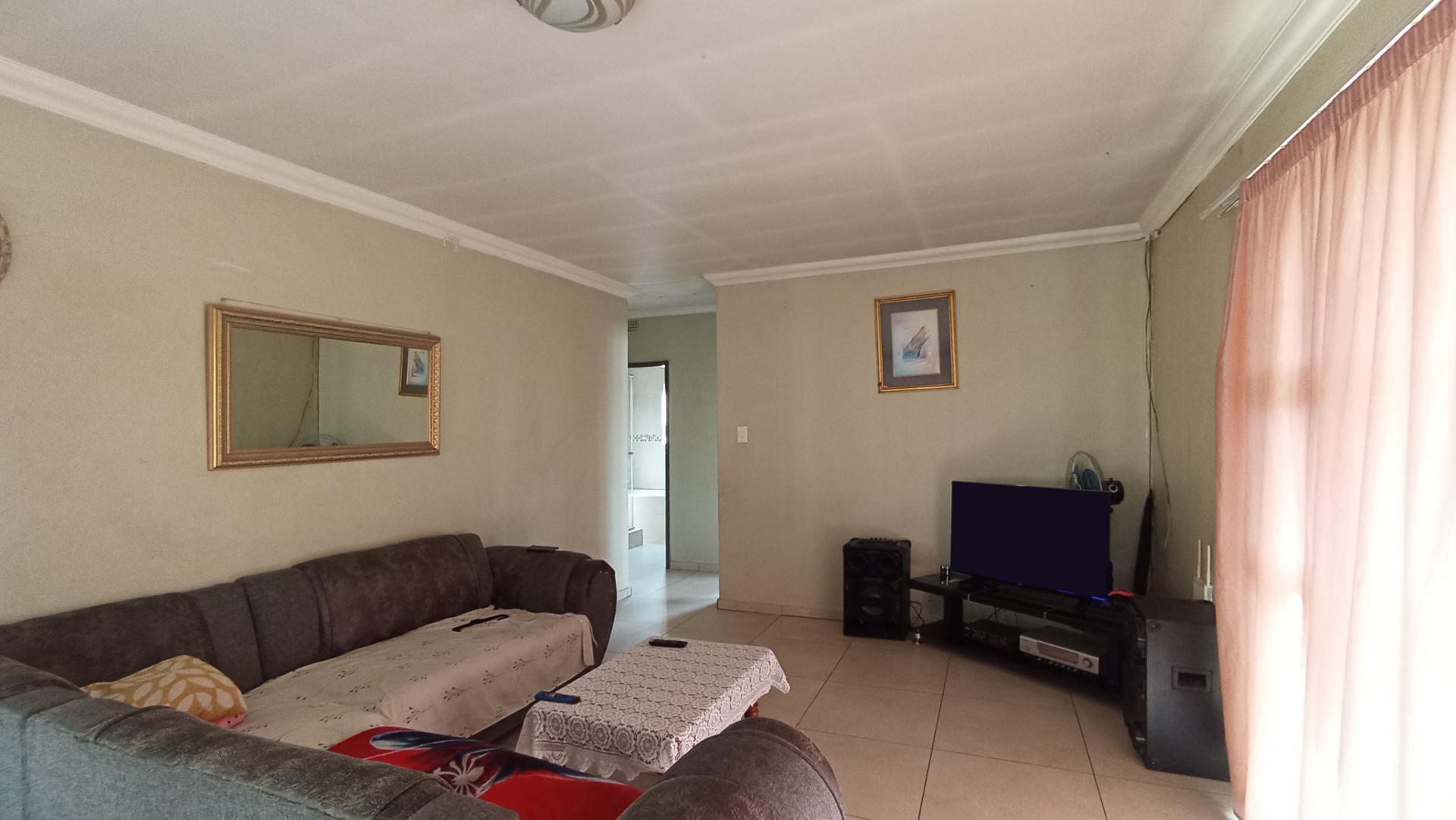 Lounges - 23 square meters of property in Riverlea - JHB