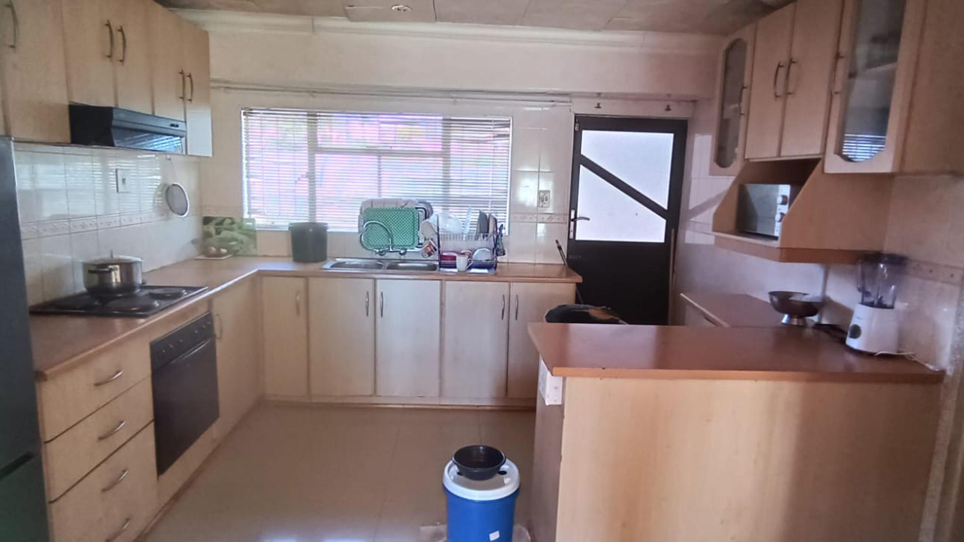 Kitchen of property in Estcourt