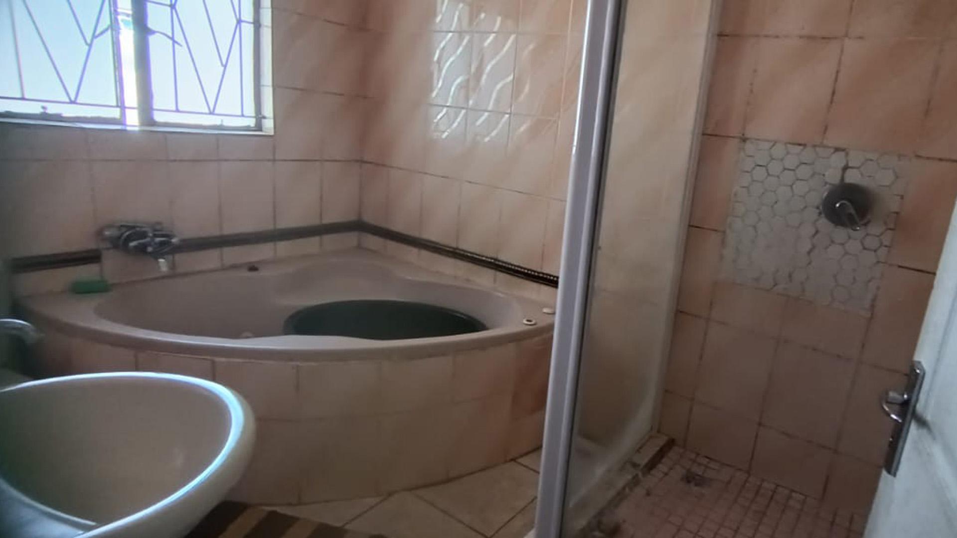 Bathroom 1 of property in Estcourt