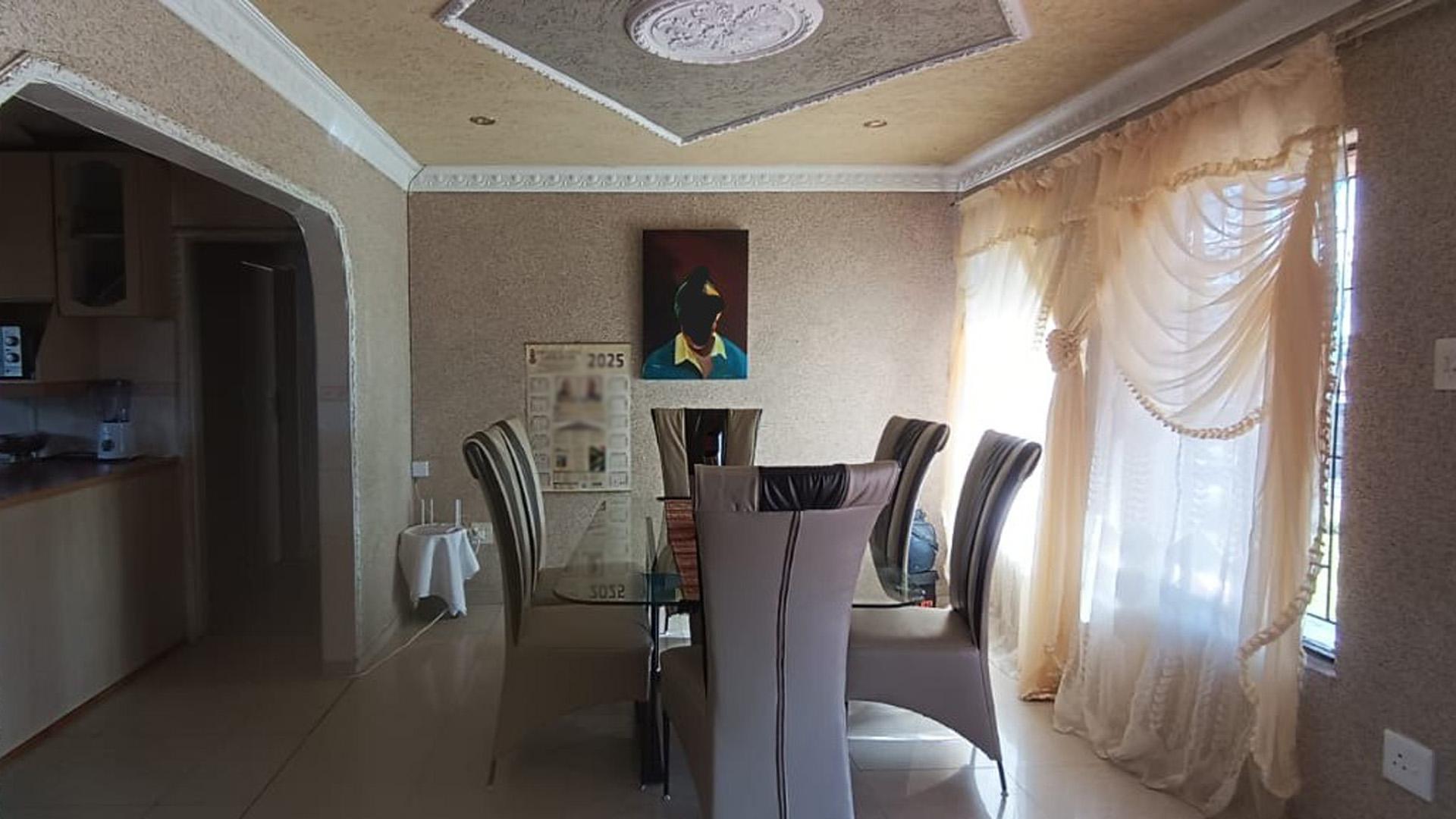 Dining Room of property in Estcourt