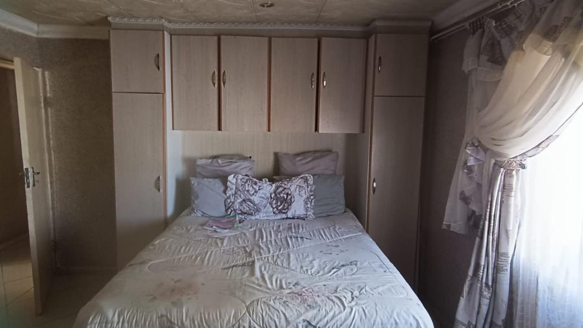 Bed Room 1 of property in Estcourt