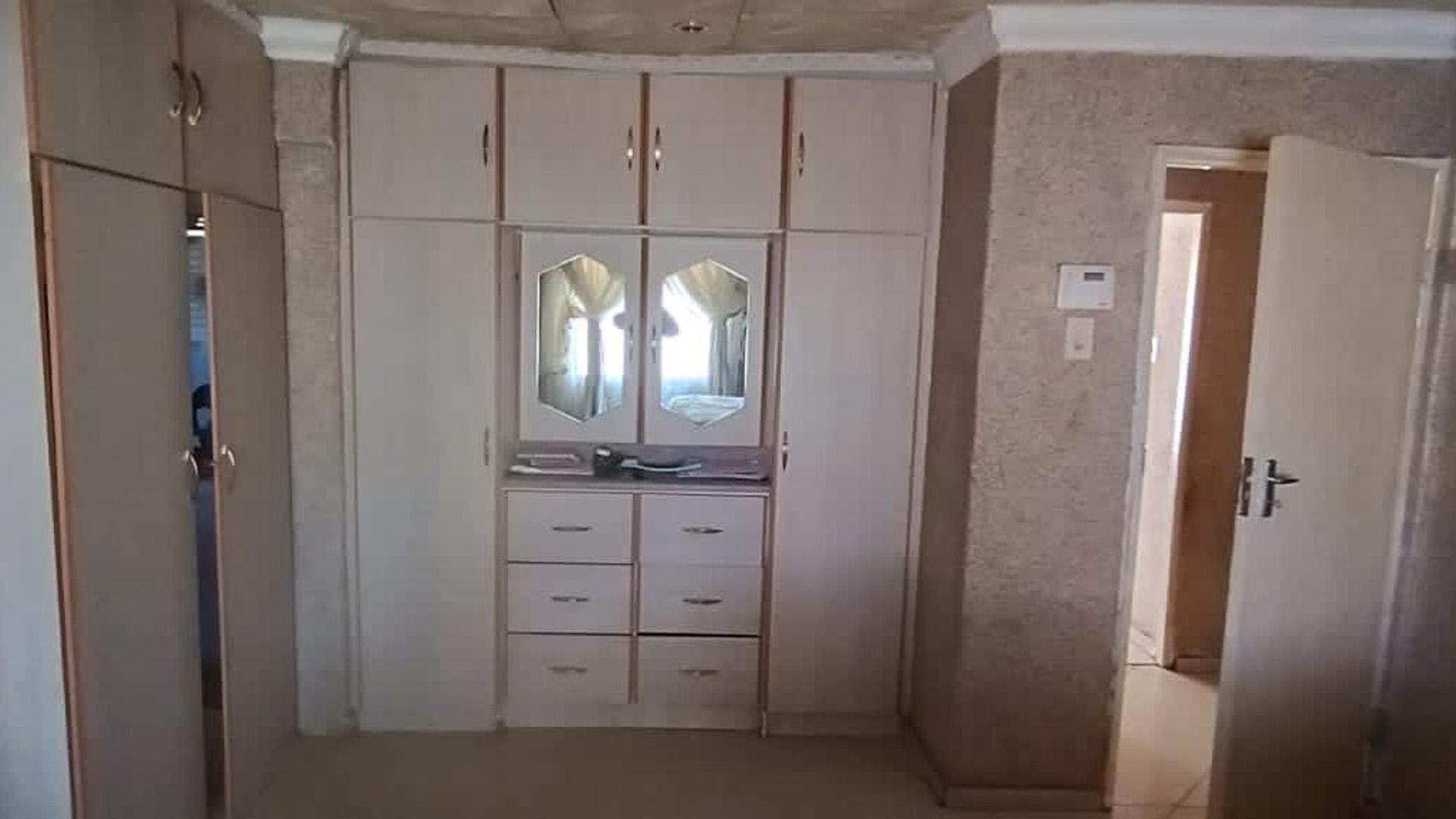 Bed Room 1 of property in Estcourt