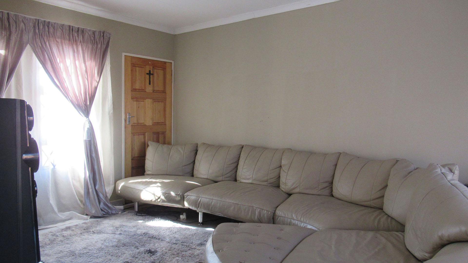 Lounges - 14 square meters of property in Westonaria