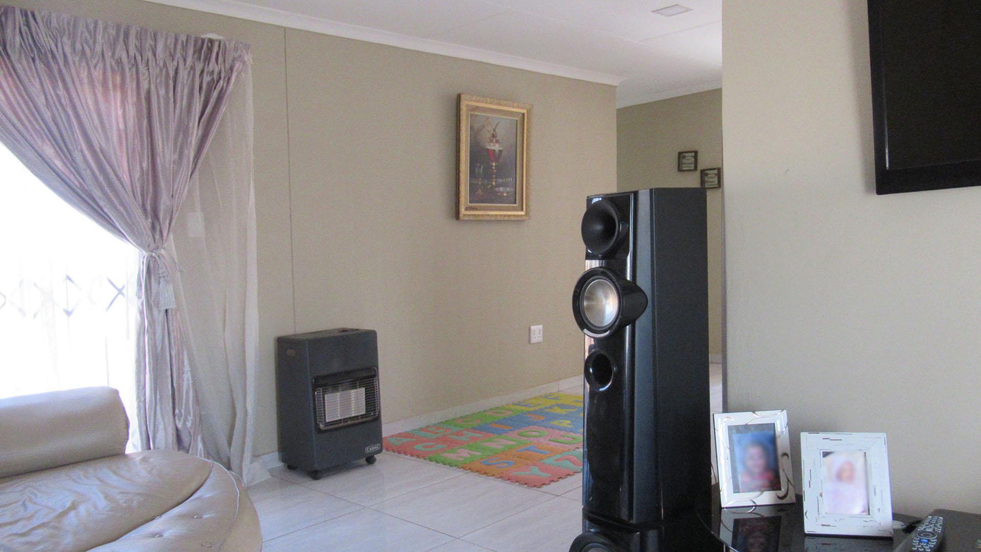 Lounges - 14 square meters of property in Westonaria