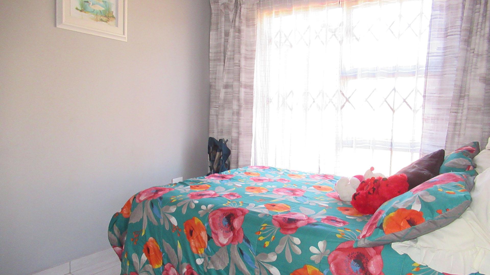 Bed Room 1 - 8 square meters of property in Westonaria