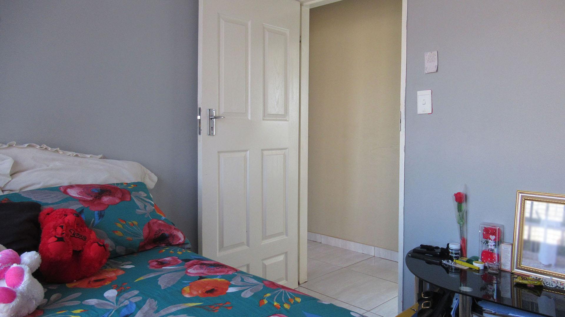 Bed Room 1 - 8 square meters of property in Westonaria