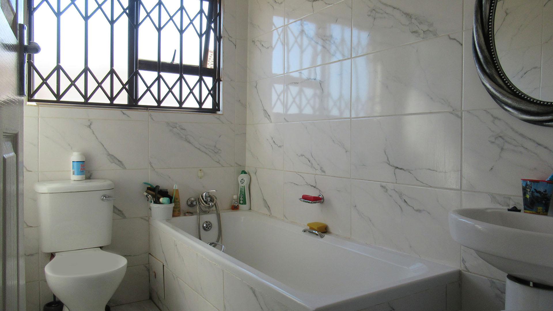 Bathroom 1 - 4 square meters of property in Westonaria