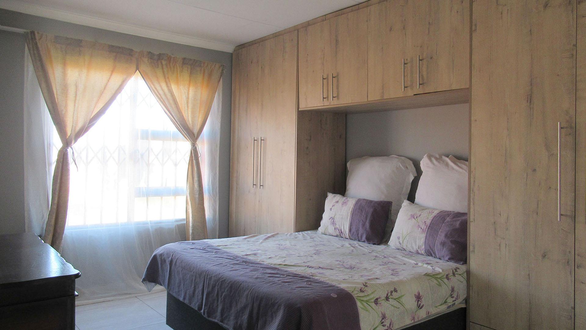 Main Bedroom - 14 square meters of property in Westonaria