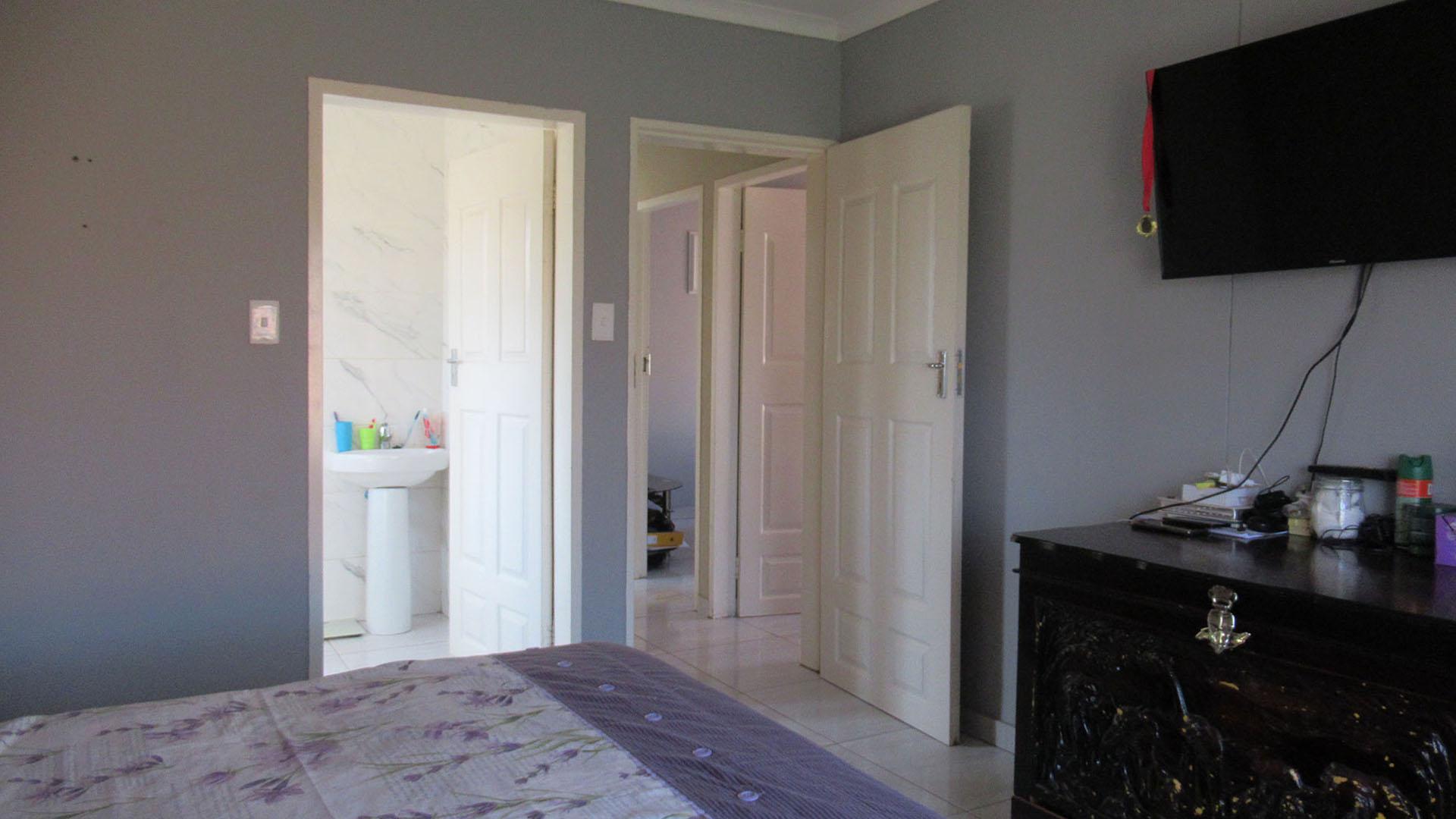 Main Bedroom - 14 square meters of property in Westonaria