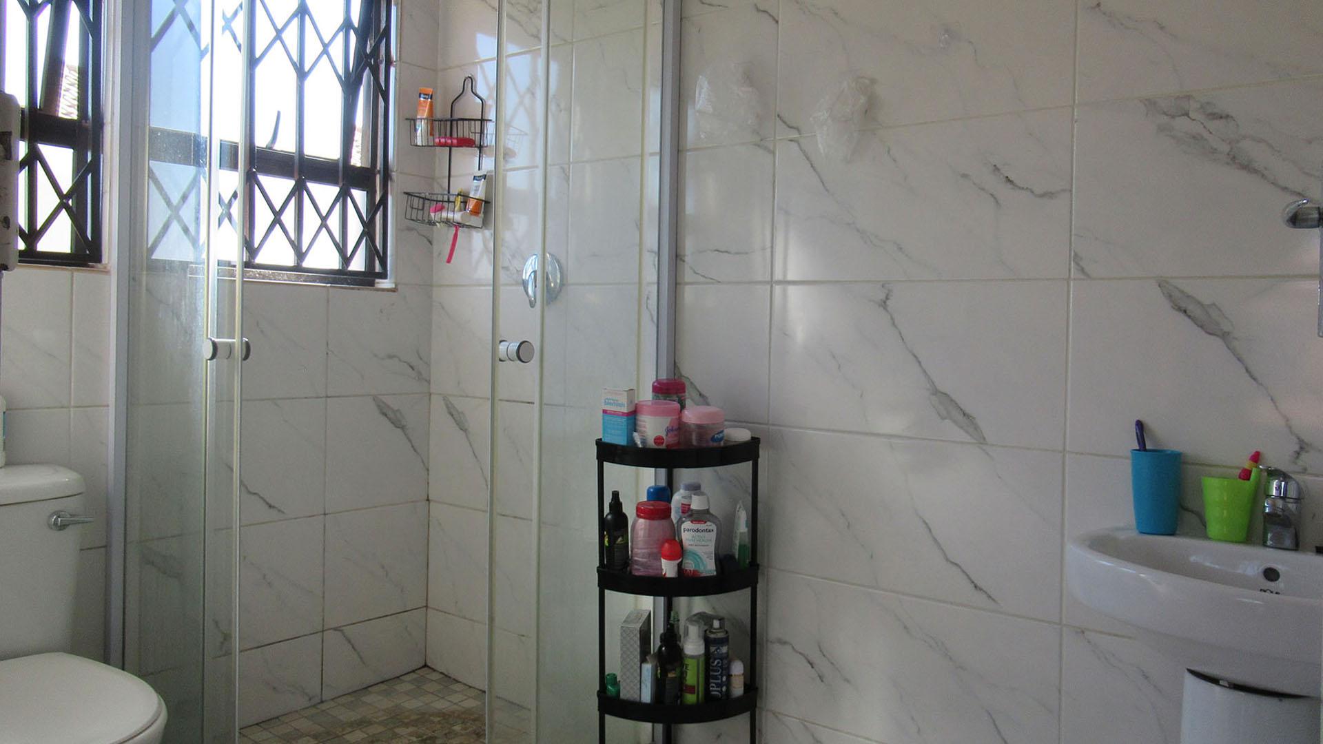Main Bathroom - 4 square meters of property in Westonaria