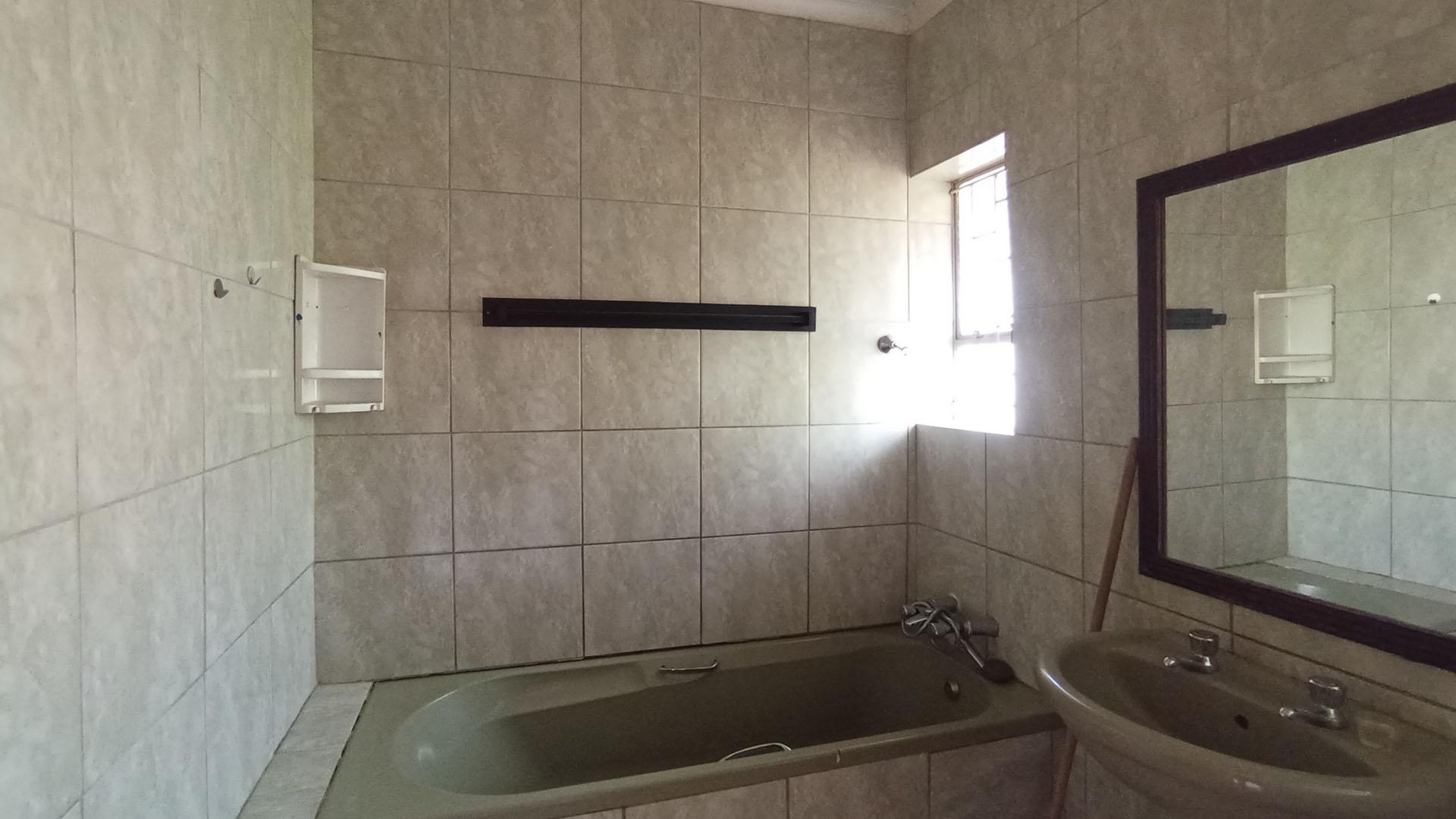 Bathroom 1 - 7 square meters of property in Silverton